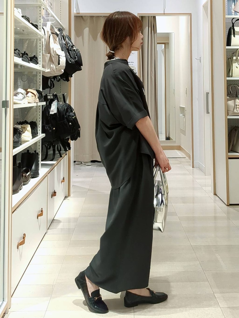 ブラック系のローファー、グレー系のボストンバッグ、ホワイト系のTシャツ/カットソーを着用したレディースの春コーディネートの3枚目の写真