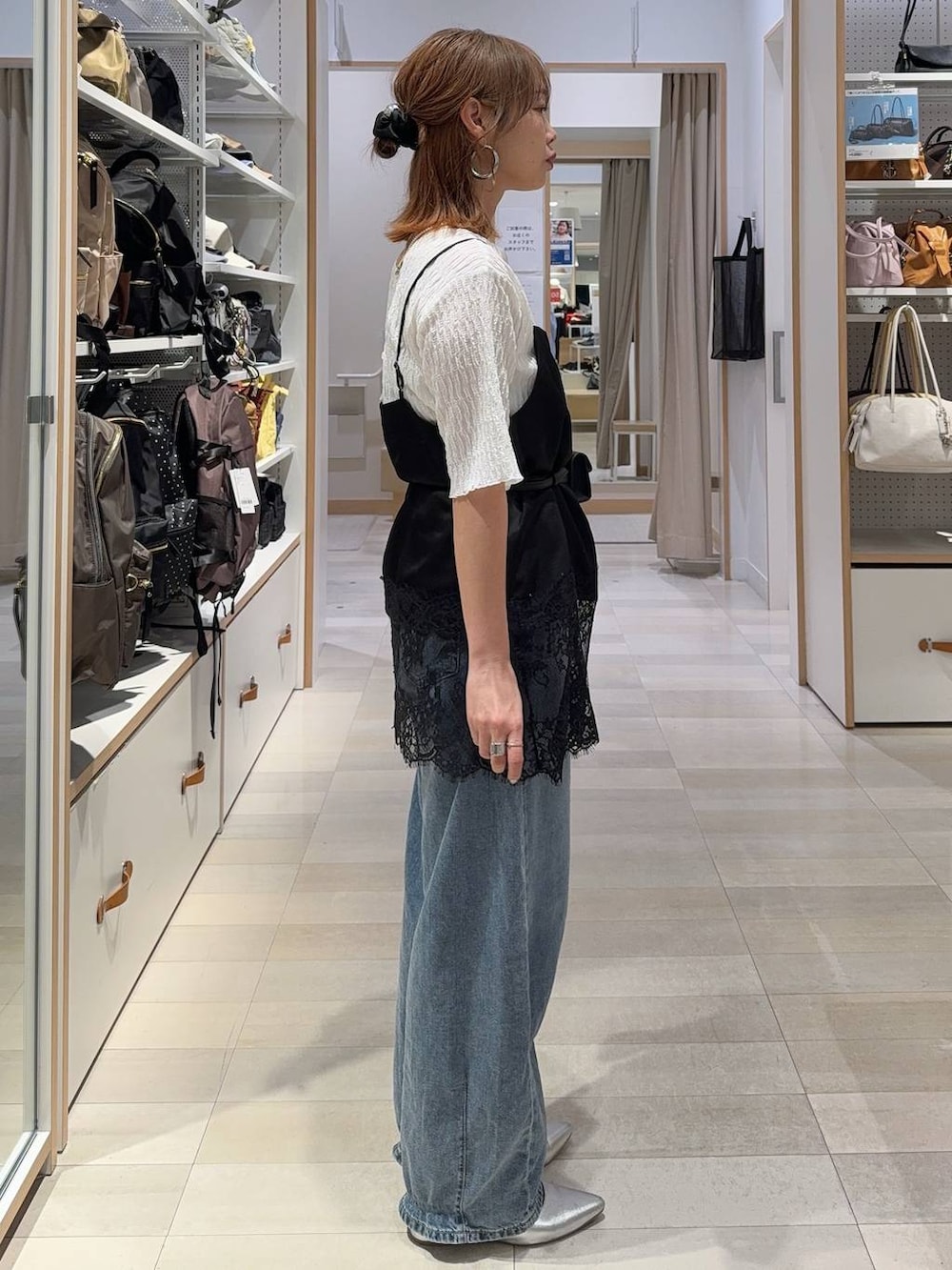 ブルー系のデニムパンツ、ブラック系のキャミソール、ブルー系のカーディガン/ボレロを着用したレディースの春コーディネートの7枚目の写真