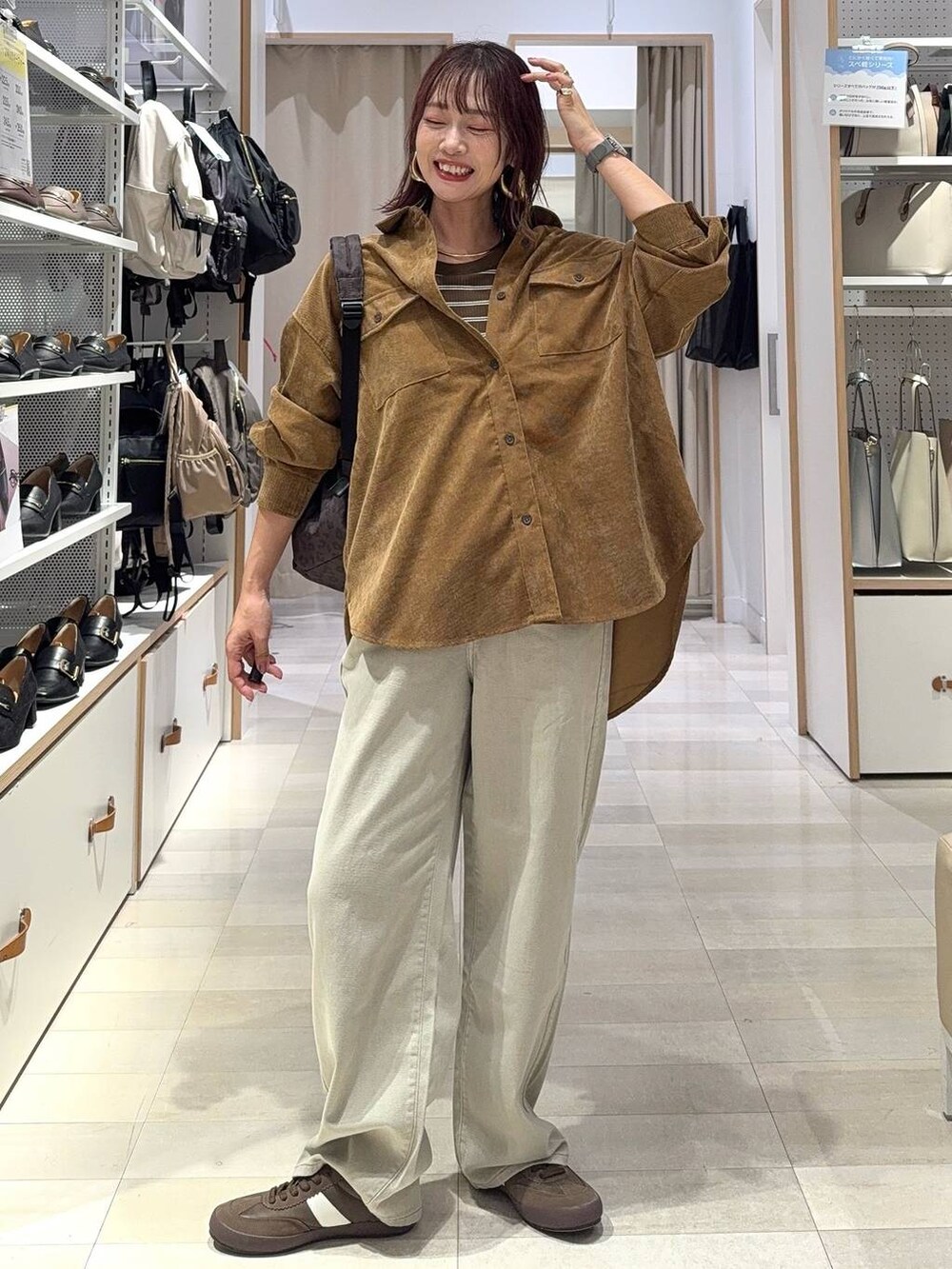 ブラック系のスニーカー、ブルー系のシャツ/ブラウス、グレー系のその他パンツを着用したレディースの秋コーディネートの5枚目の写真