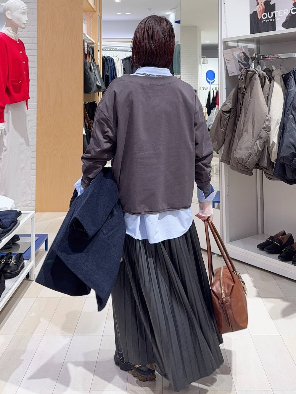 ブルー系のシャツ/ブラウス、グレー系のスウェット、ブラック系のスカートを着用したレディースの秋コーディネートの9枚目の写真