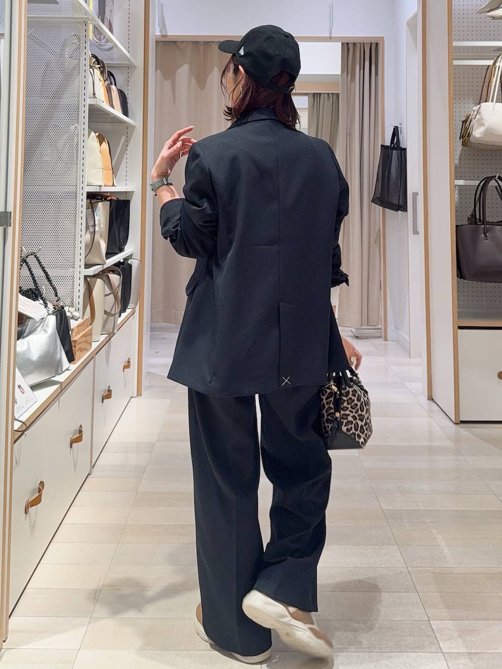 その他のショルダーバッグ、ブラウン系のその他シューズ、ブルー系のテーラードジャケットを着用したレディースの春コーディネートの7枚目の写真