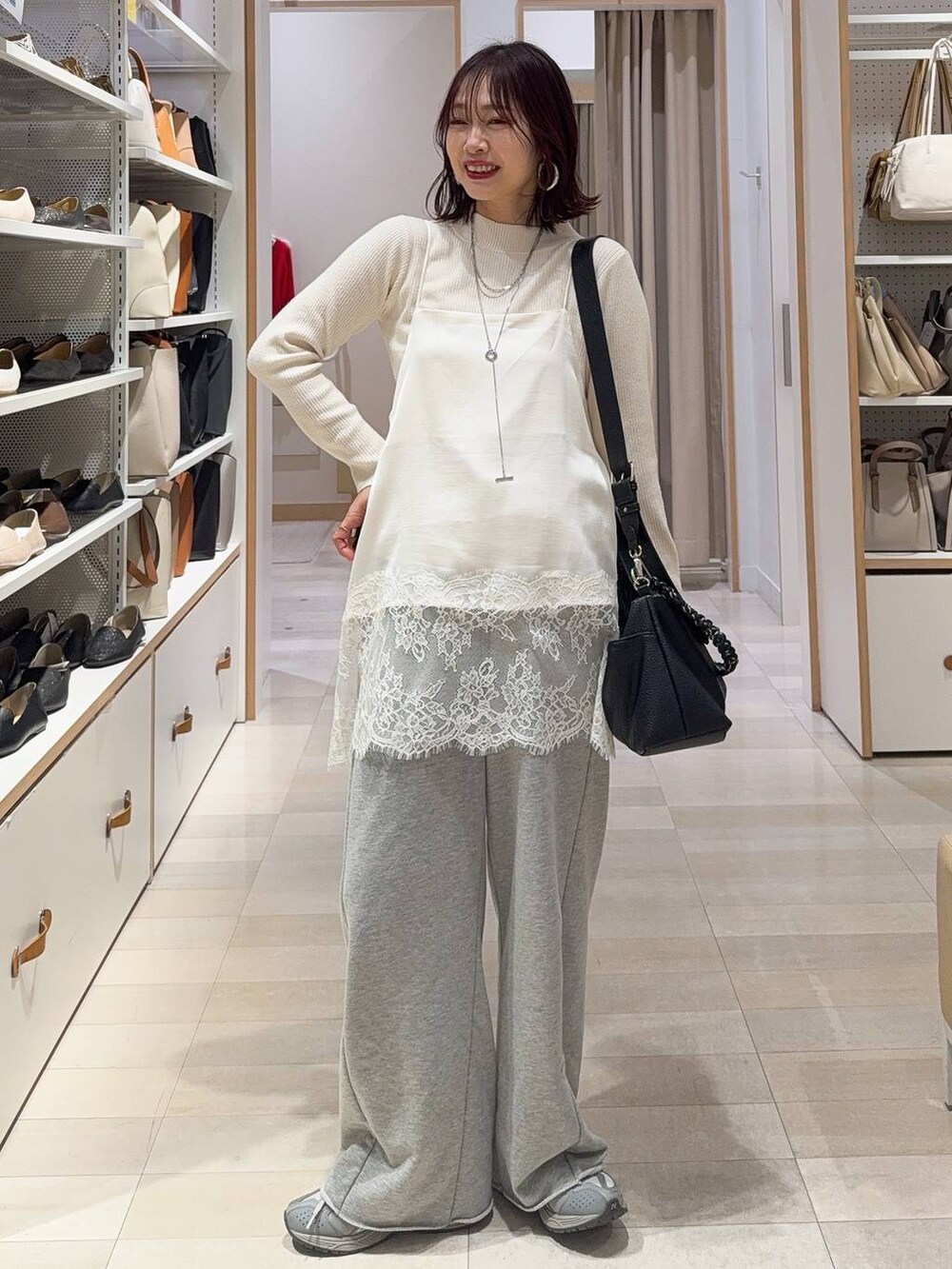 ブルー系のデニムパンツ、シルバー系のその他シューズ、ベージュ系のカーディガン/ボレロを着用したレディースの冬コーディネートの7枚目の写真