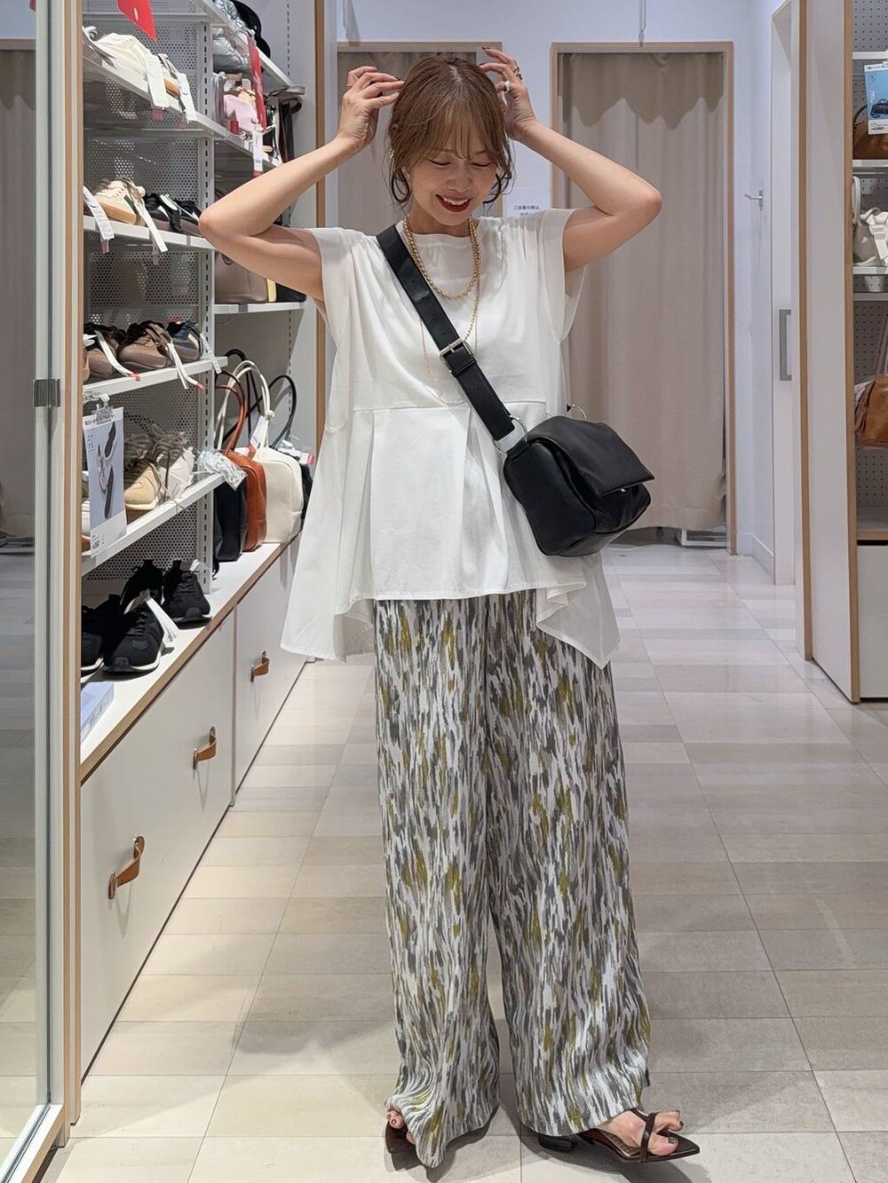 ベージュ系のその他パンツ、グリーン系のシャツ/ブラウス、ホワイト系のタンクトップを着用したレディースの夏コーディネートの5枚目の写真