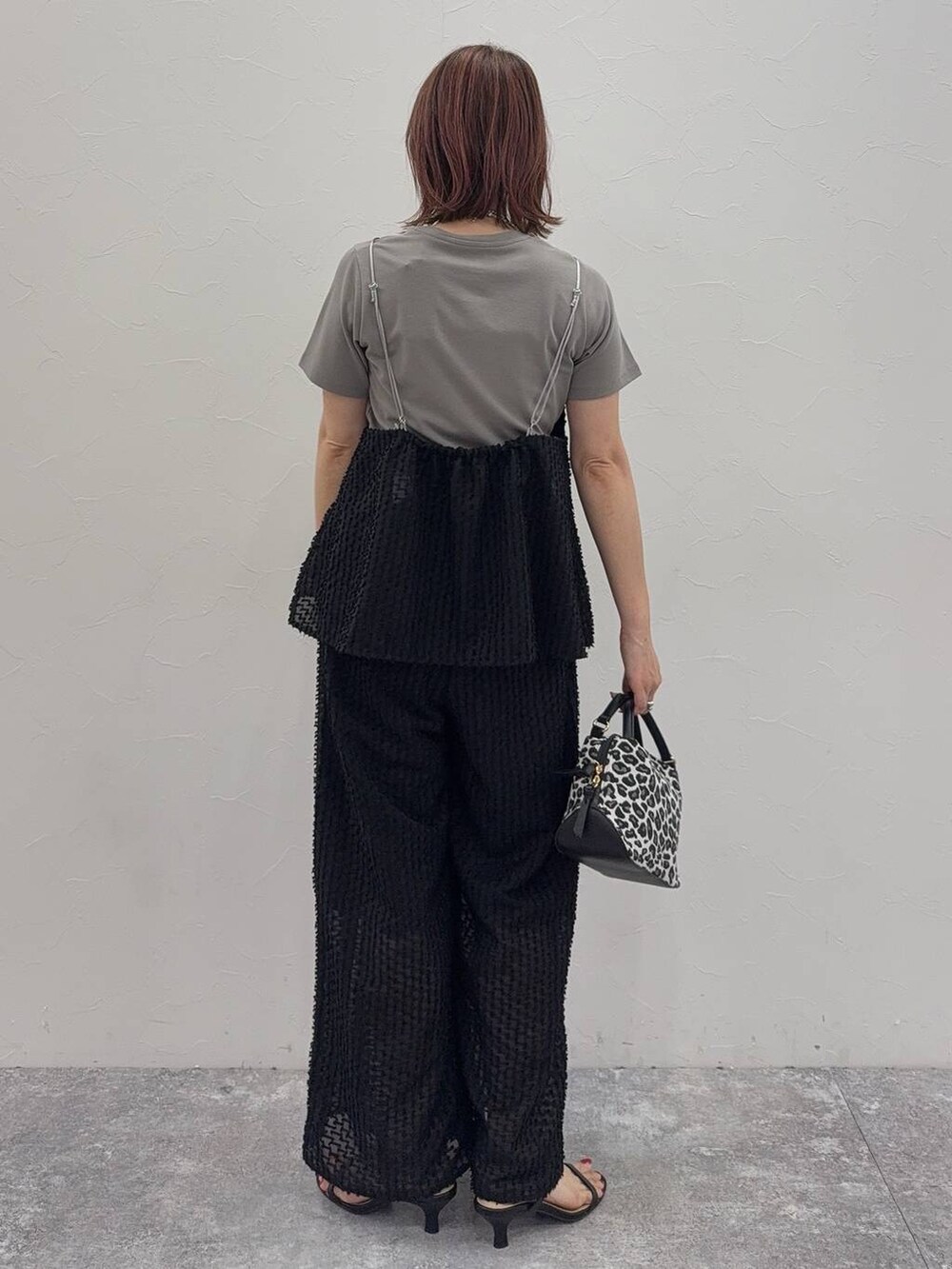 その他のショルダーバッグ、ブラウン系のTシャツ/カットソー、ブラック系のサンダルを着用したレディースの夏コーディネートの4枚目の写真