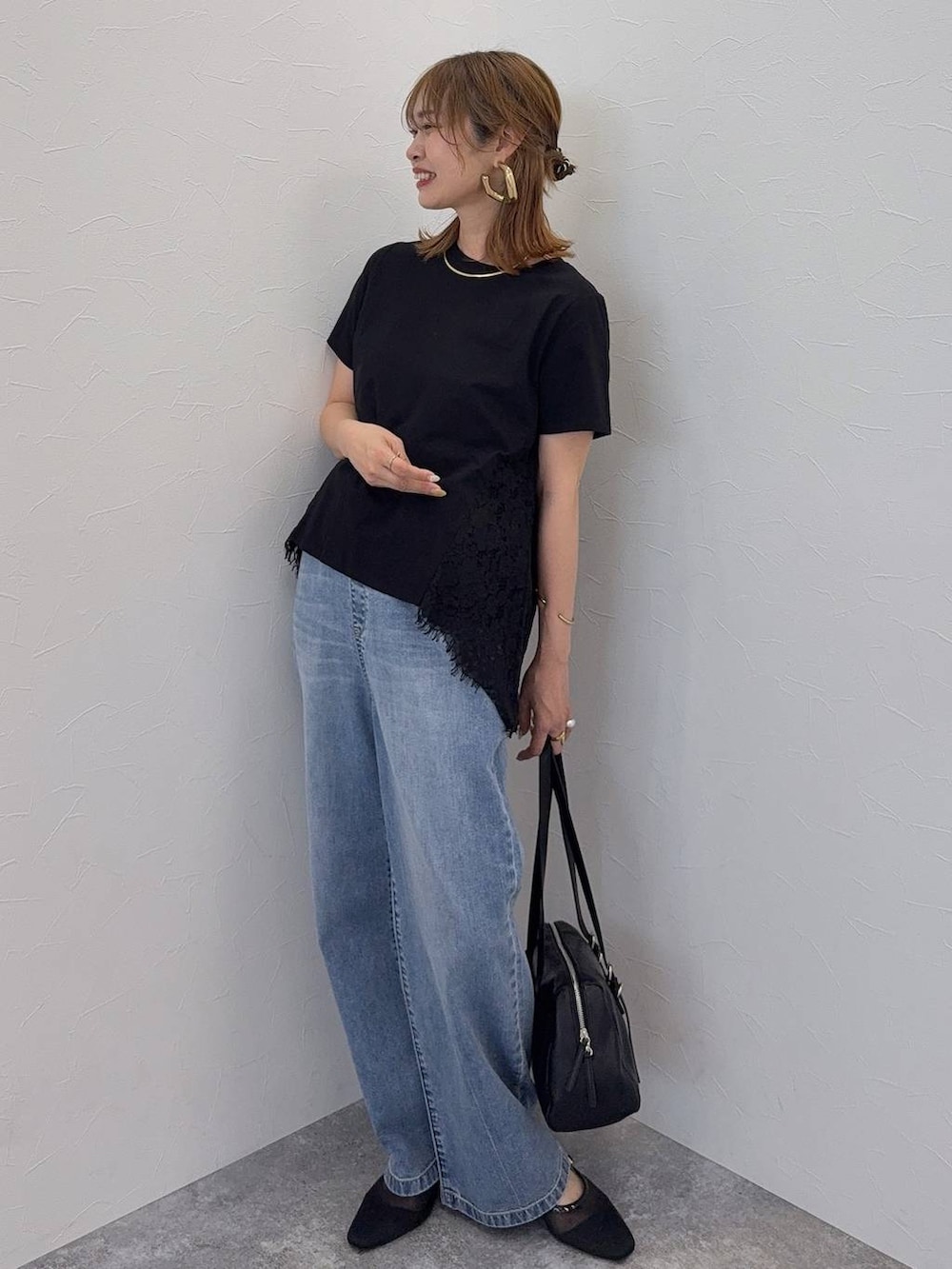 ブラック系のトートバッグ、ベージュ系のその他パンツ、ベージュ系のその他パンツを着用したレディースの夏コーディネートの3枚目の写真