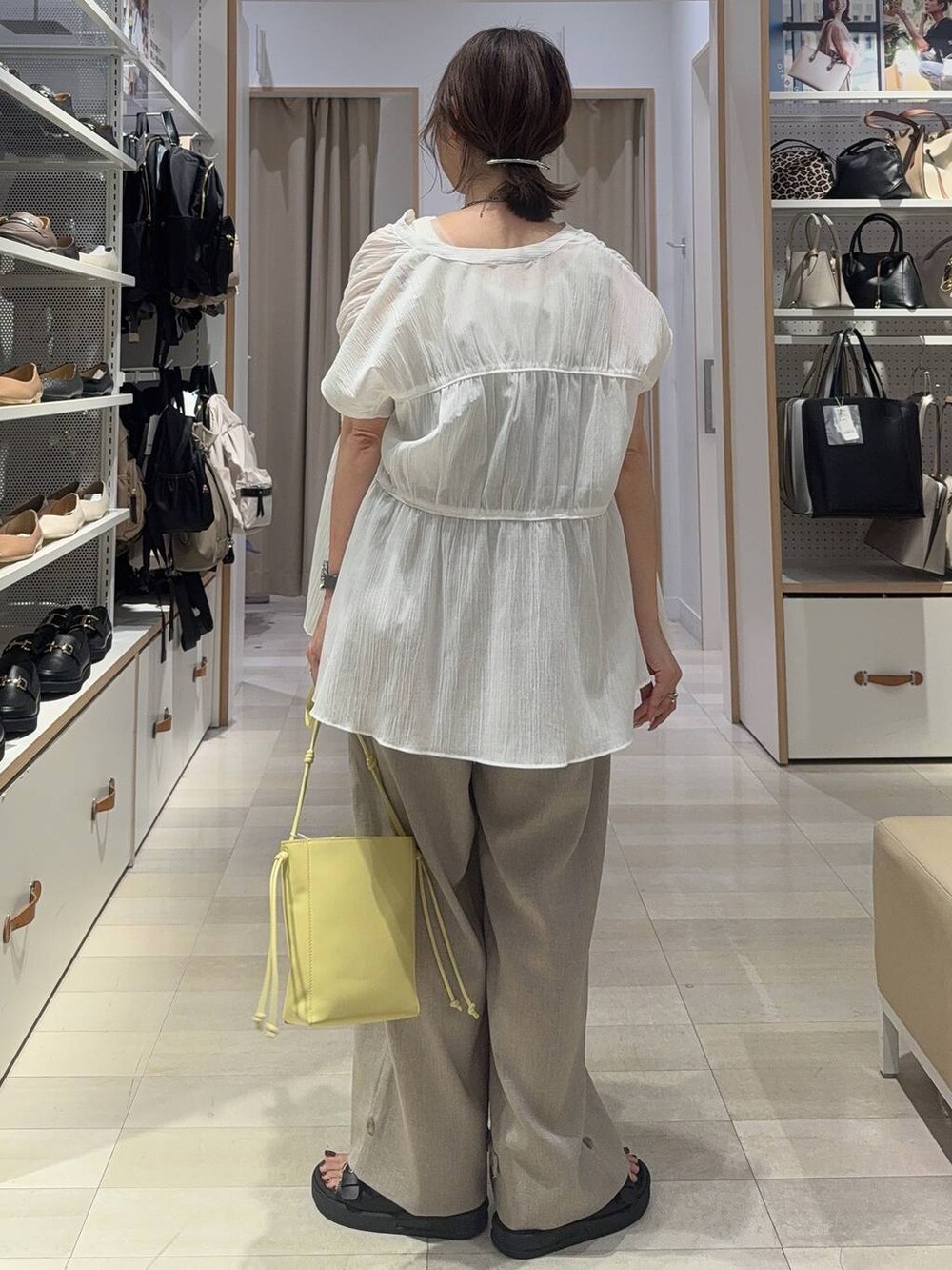 ホワイト系のタンクトップ、イエロー系のショルダーバッグ、ホワイト系のシャツ/ブラウスを着用したレディースの夏コーディネートの5枚目の写真