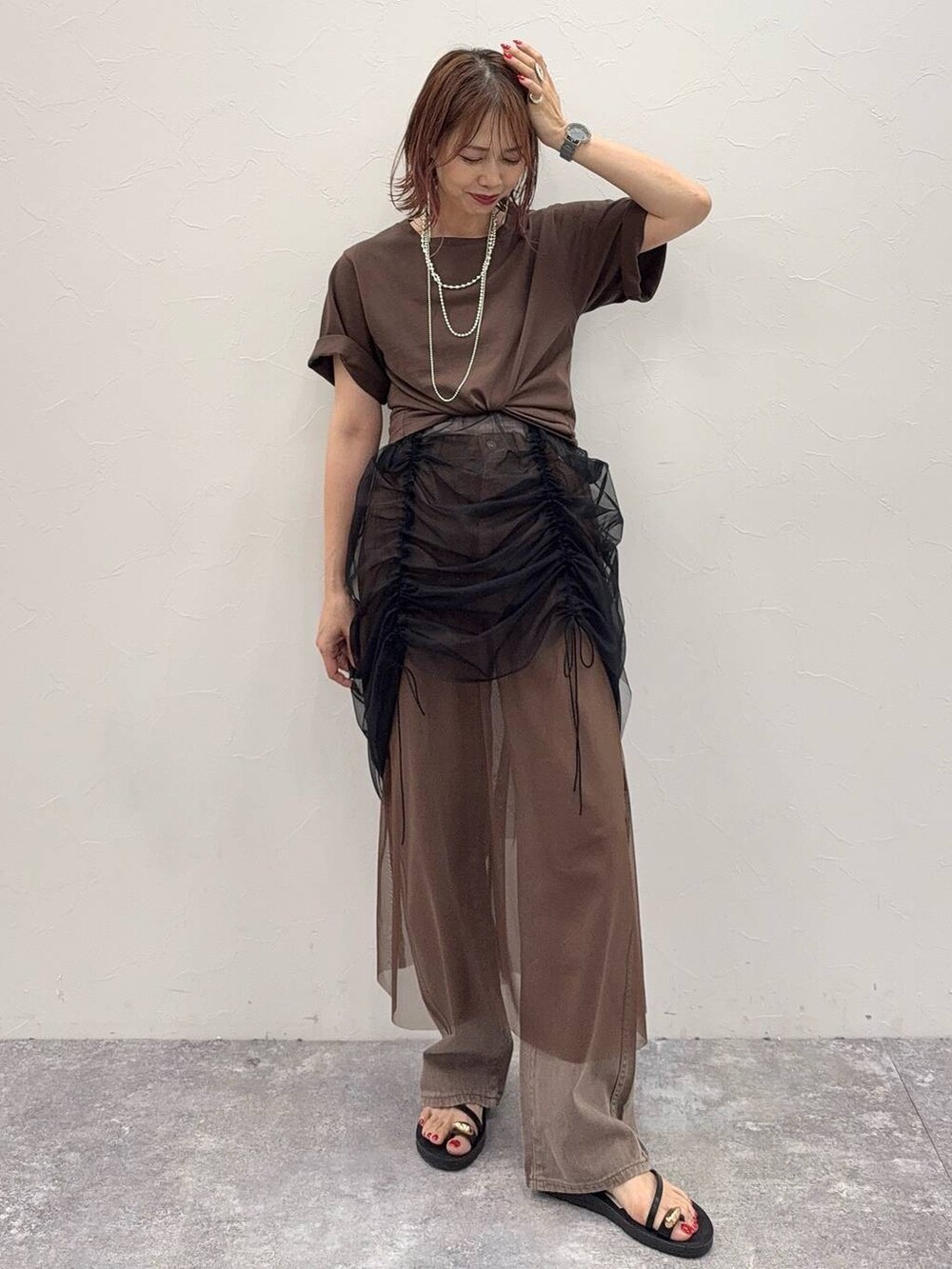 ホワイト系のTシャツ/カットソー、グリーン系のその他パンツ、ベージュ系のキャップを着用したレディースの夏コーディネートの2枚目の写真