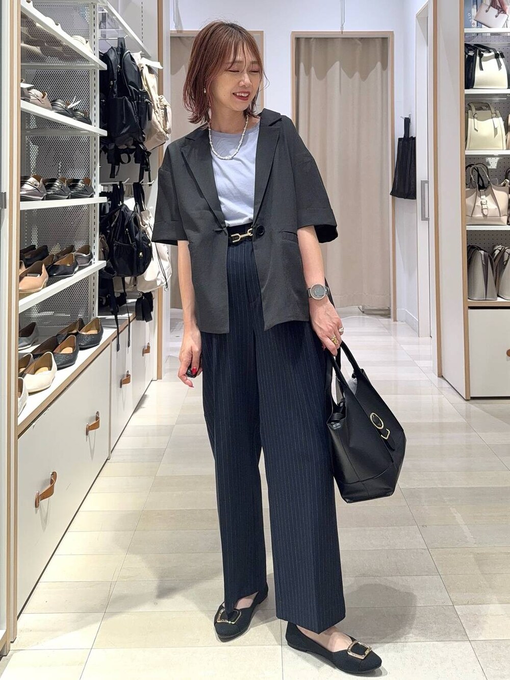 ブラック系のショルダーバッグ、ブラック系のパンプス、ブルー系のその他パンツを着用したレディースの夏コーディネートの2枚目の写真