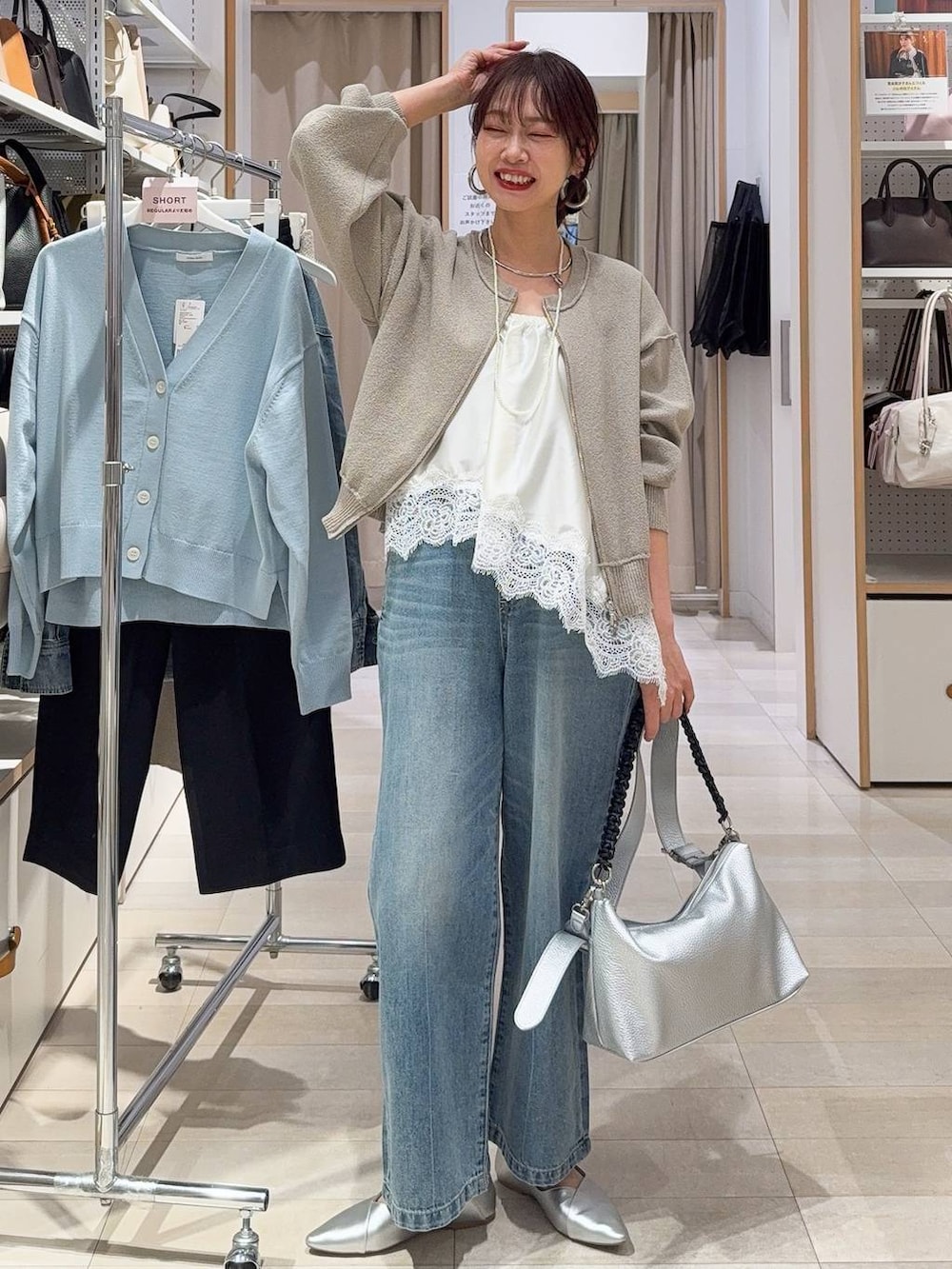 シルバー系のパンプス、ベージュ系のワンピース、ブルー系のシャツ/ブラウスを着用したレディースの春コーディネートの6枚目の写真