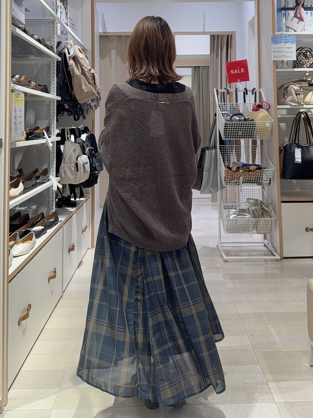 ブラック系のショルダーバッグ、ホワイト系のスニーカー、ブラック系のローファーを着用したレディースの夏コーディネートの5枚目の写真