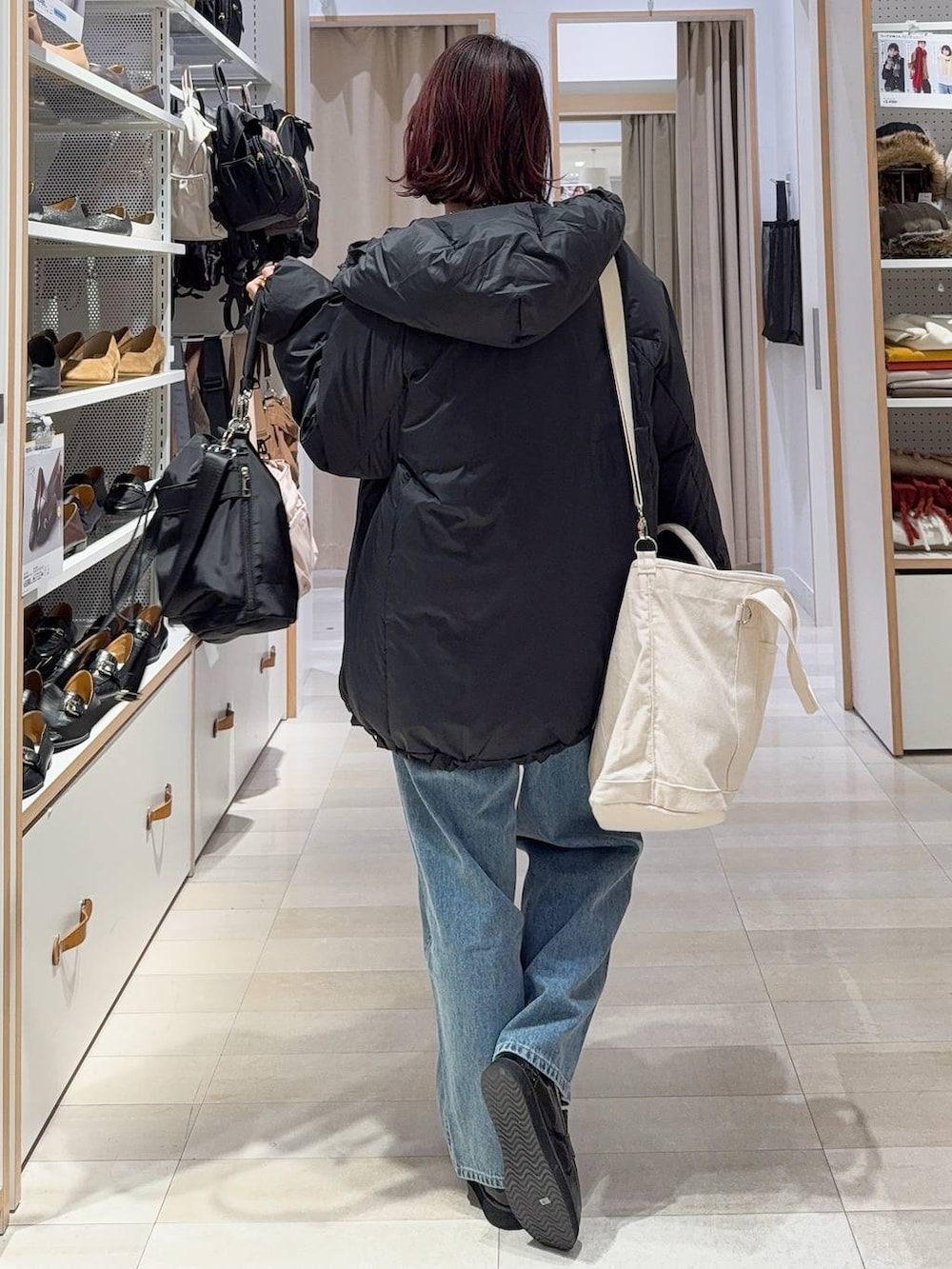 ブラック系のローファー、ブラック系のショルダーバッグ、ブラック系のダウンジャケット/コートを着用したレディースの冬コーディネートの7枚目の写真