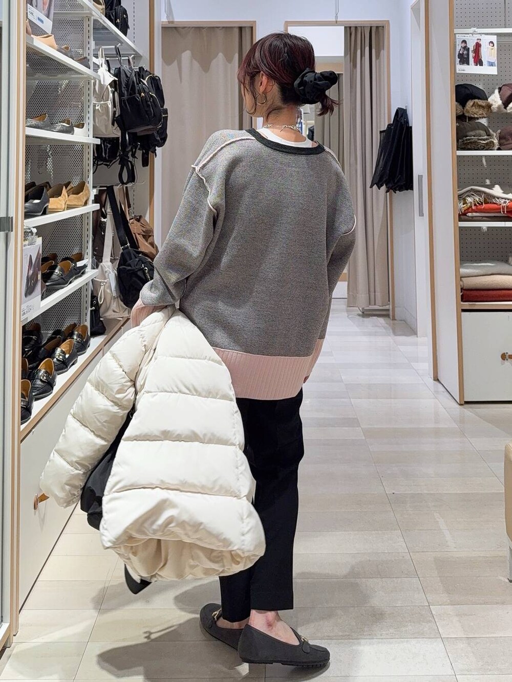 ブラック系のショルダーバッグ、ベージュ系のダウンジャケット/コート、ブラック系のその他パンツを着用したレディースの冬コーディネートの9枚目の写真