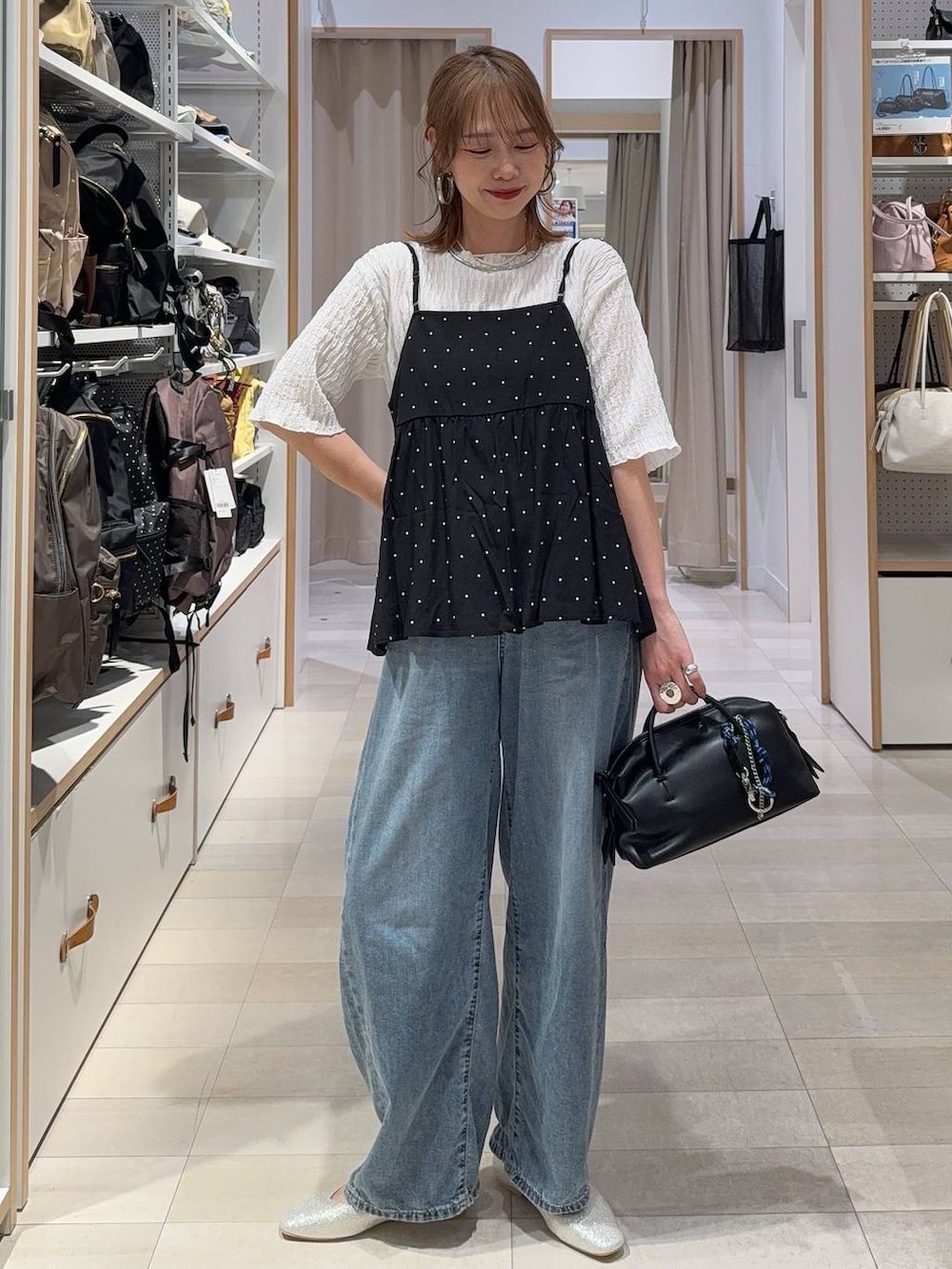 ベージュ系のパンプス、イエロー系のカーディガン/ボレロ、ブラック系のその他パンツを着用したレディースの春コーディネートの4枚目の写真