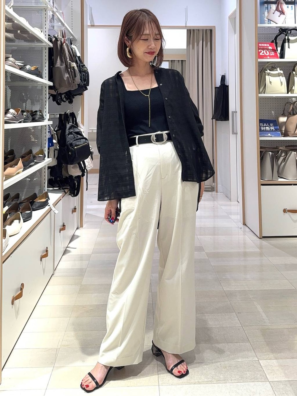 ホワイト系のその他パンツ、ブラック系のタンクトップ、ブラック系のサンダルを着用したレディースの春コーディネートの2枚目の写真