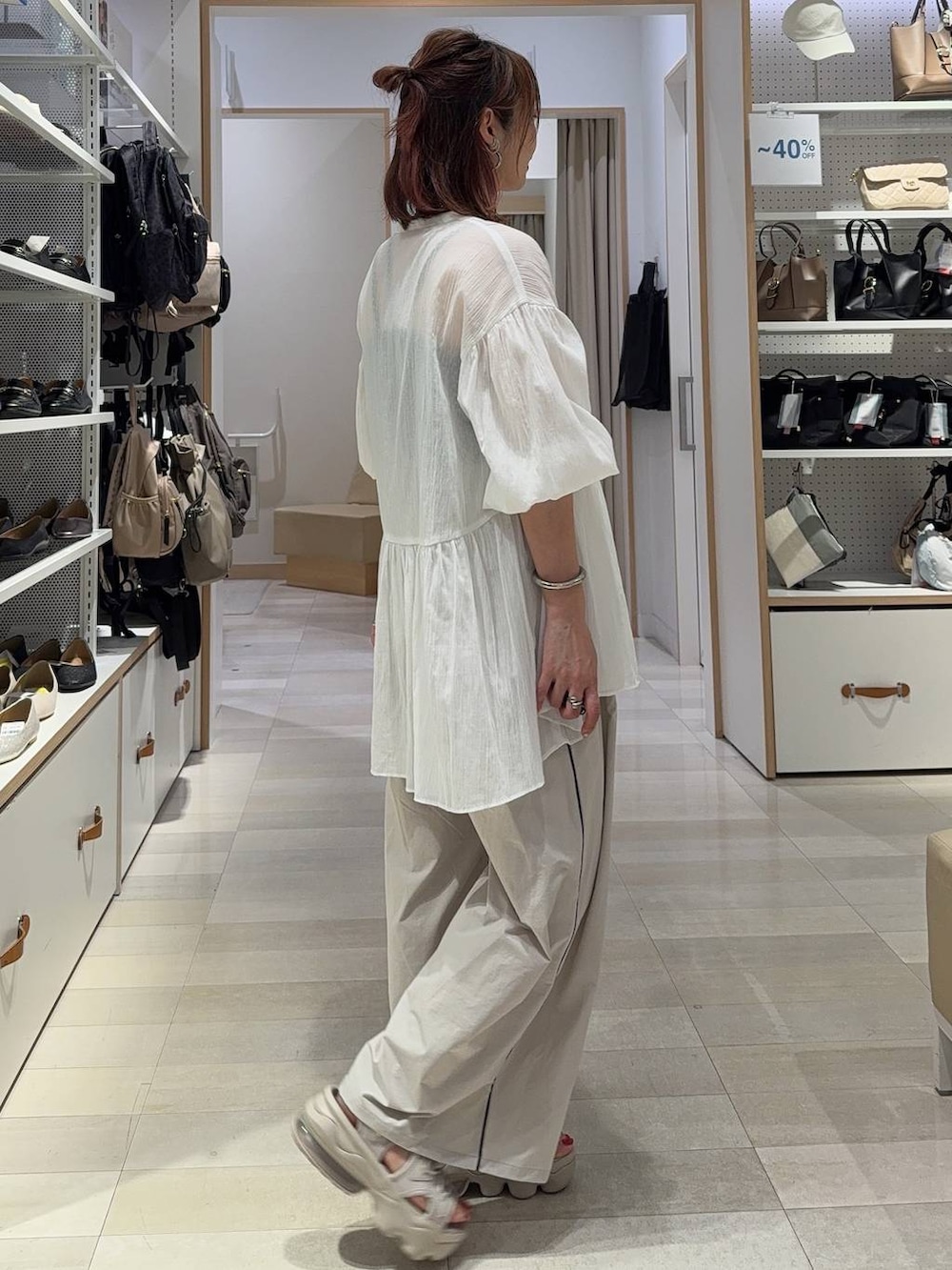 ブラック系のキャミソール、ホワイト系のシャツ/ブラウス、ベージュ系のその他パンツを着用したレディースの夏コーディネートの4枚目の写真