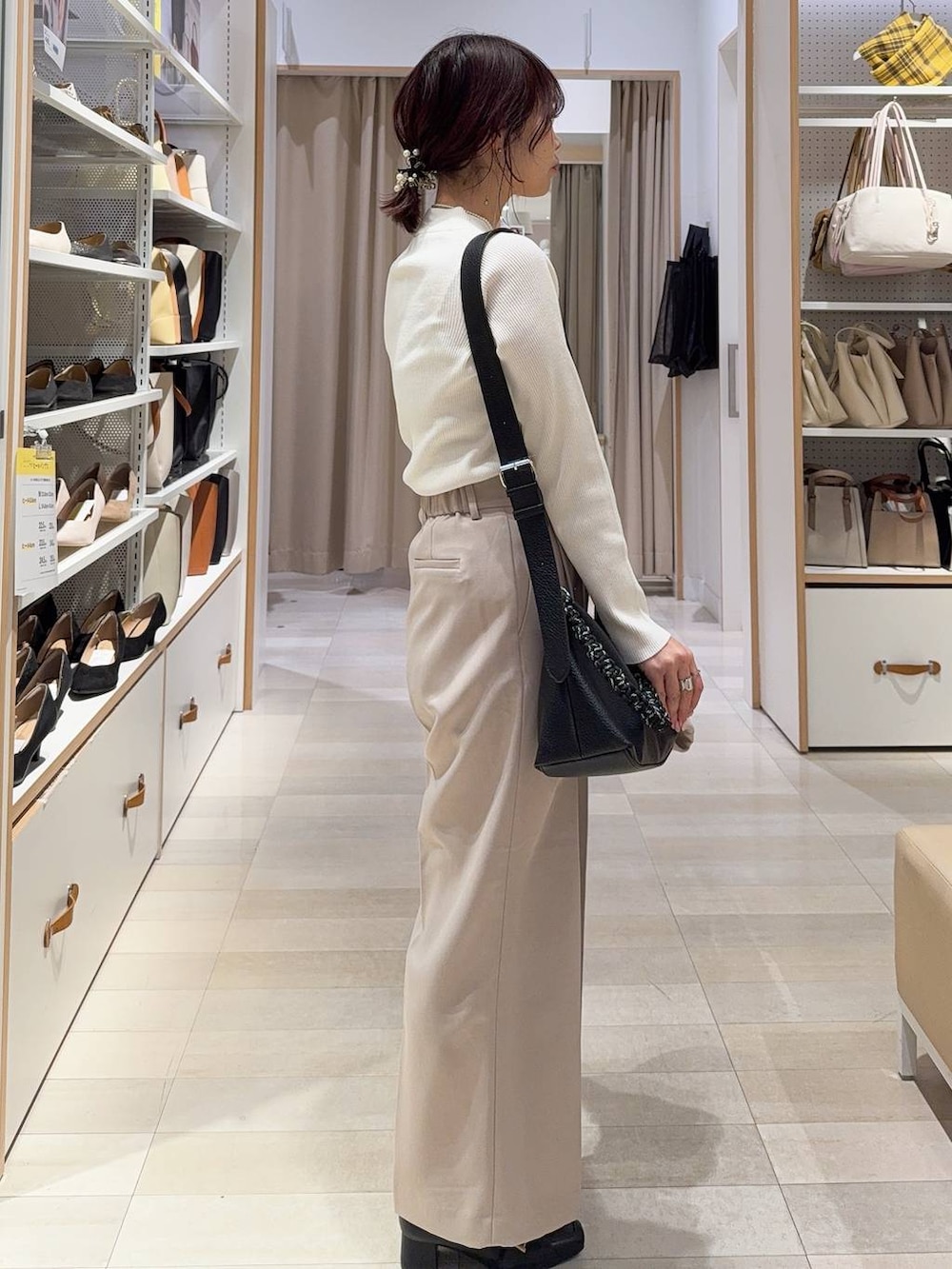 ブラック系のローファー、ホワイト系のニット/セーター、ベージュ系のテーラードジャケットを着用したレディースの冬コーディネートの6枚目の写真