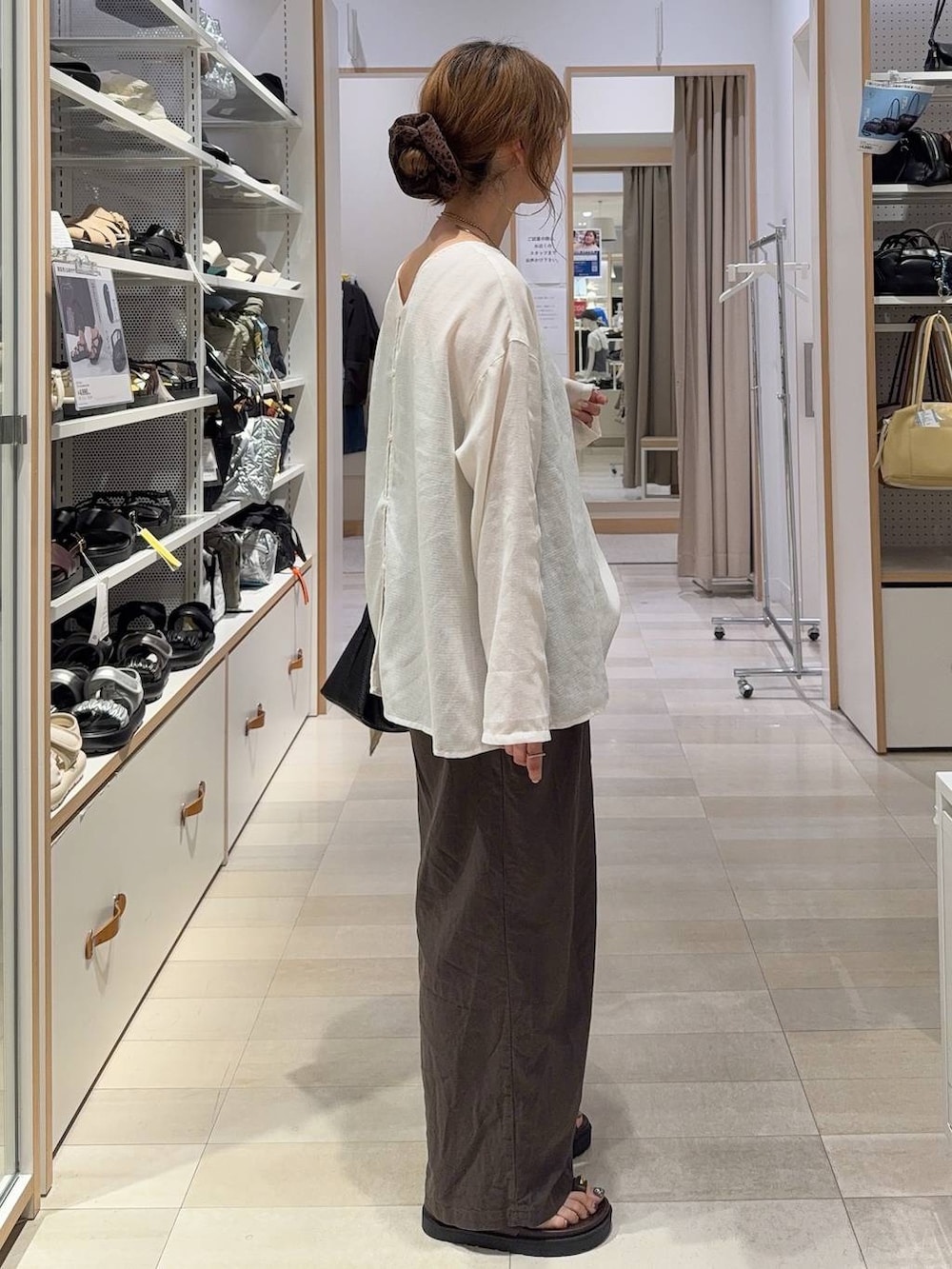 ブラウン系のその他パンツ、ブラウン系のキャミソール、ブラウン系のサンダルを着用したレディースの春コーディネートの8枚目の写真