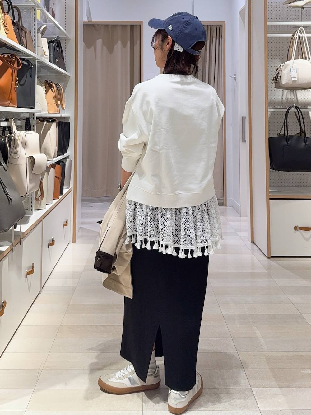 ホワイト系のスニーカー、ホワイト系のスウェット、ホワイト系のトートバッグを着用したレディースの冬コーディネートの6枚目の写真