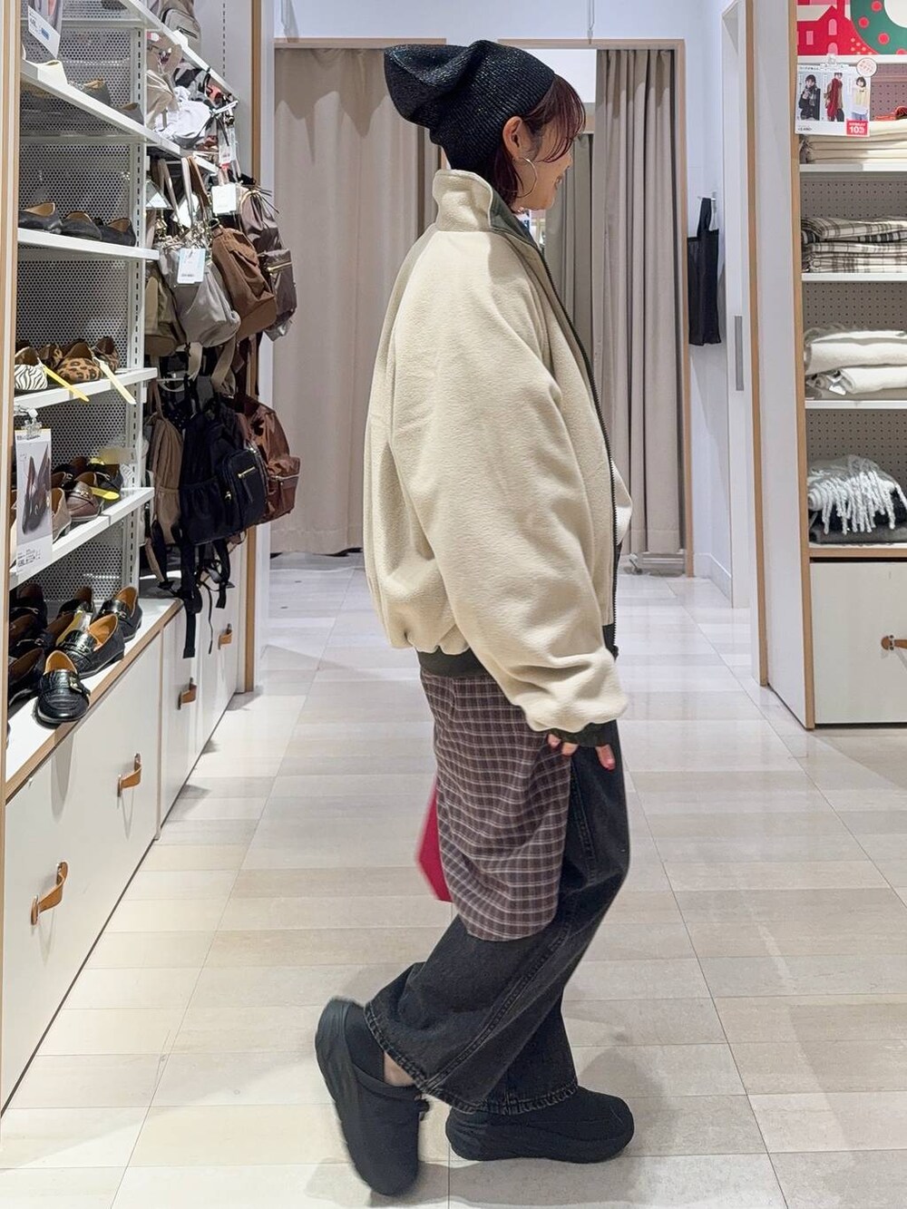 ブラック系のデニムパンツ、ブラウン系のシャツ/ブラウス、レッド系のトートバッグを着用したレディースの冬コーディネートの6枚目の写真