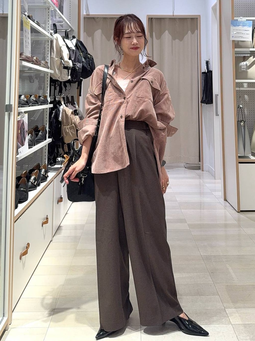 ブラック系のローファー、ブラック系のキャミソール、ピンク系のシャツ/ブラウスを着用したレディースの秋コーディネートの4枚目の写真