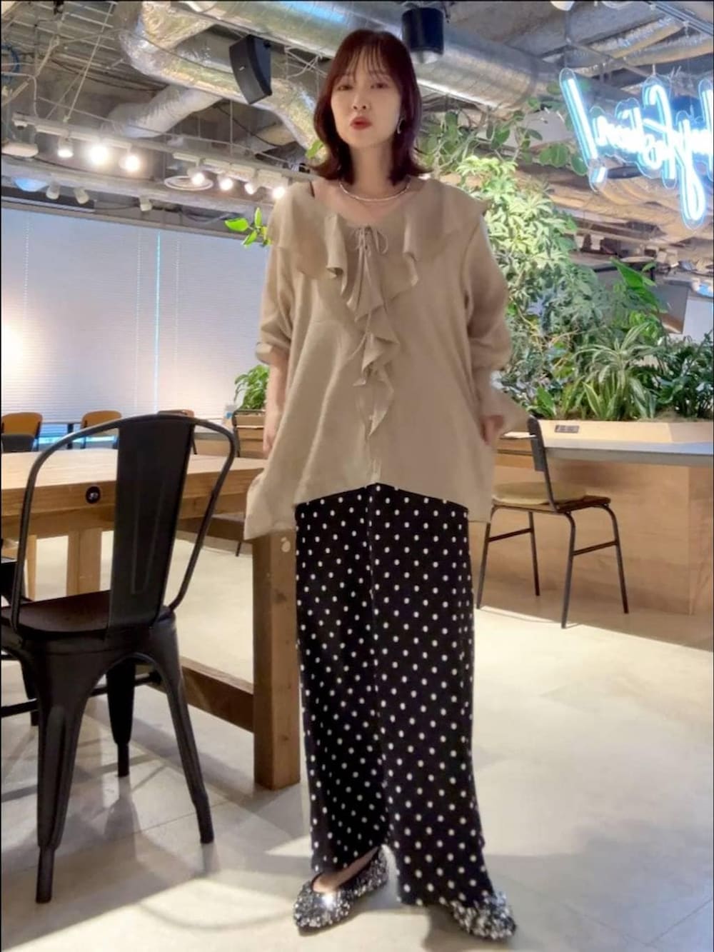 ホワイト系のブルゾン、ブラック系のスカート、ブラック系のボストンバッグを着用したレディースの春コーディネートの5枚目の写真