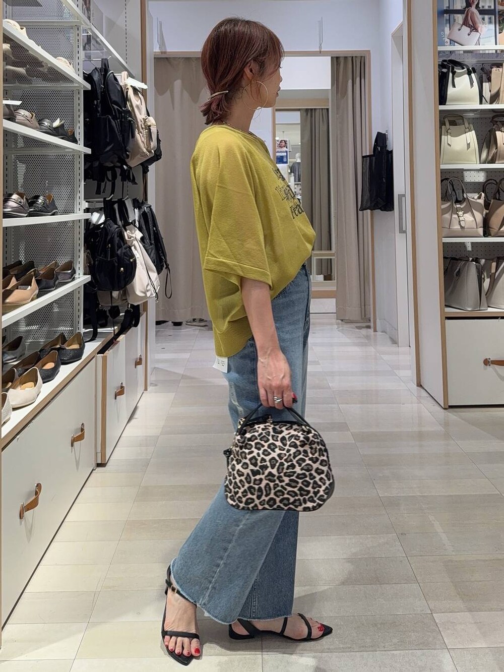 ホワイト系のショルダーバッグ、シルバー系のカーディガン/ボレロ、その他のTシャツ/カットソーを着用したレディースの夏コーディネートの5枚目の写真