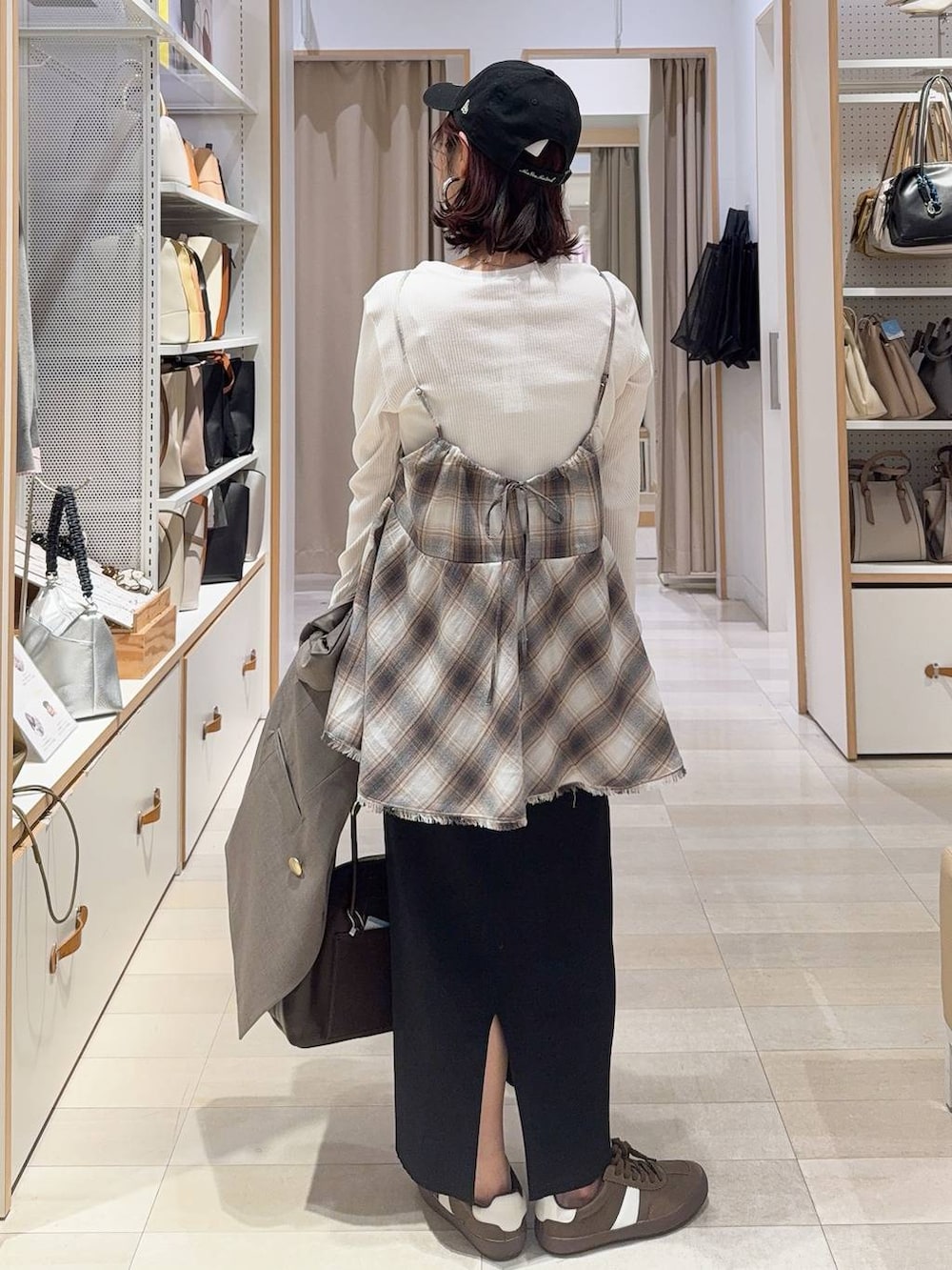 ブラウン系のスニーカー、ブラウン系のボストンバッグ、ブラウン系のテーラードジャケットを着用したレディースの冬コーディネートの8枚目の写真