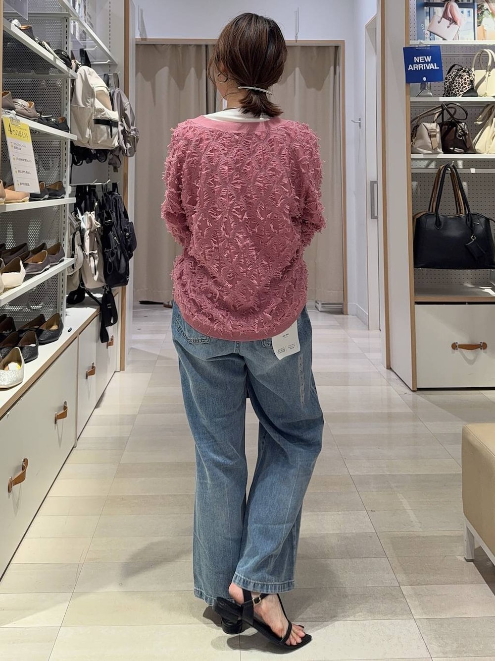 その他のショルダーバッグ、ブラック系のバレエシューズ、ピンク系のカーディガン/ボレロを着用したレディースの夏コーディネートの6枚目の写真