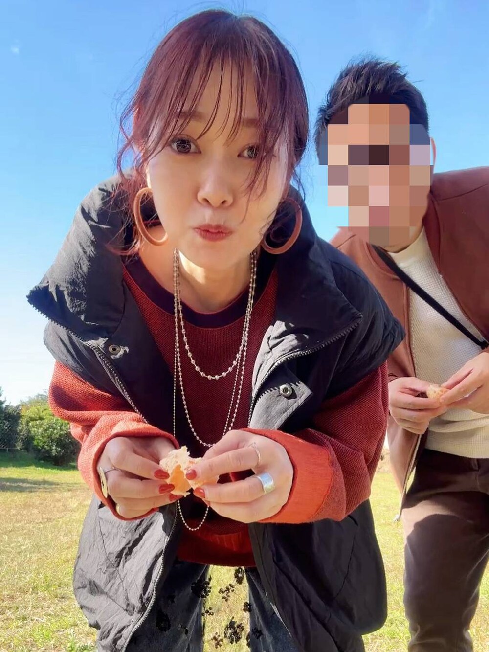 ブルー系のダウンジャケット/コート、ブラック系のスカート、ホワイト系のTシャツ/カットソーを着用したレディースの秋コーディネートの6枚目の写真