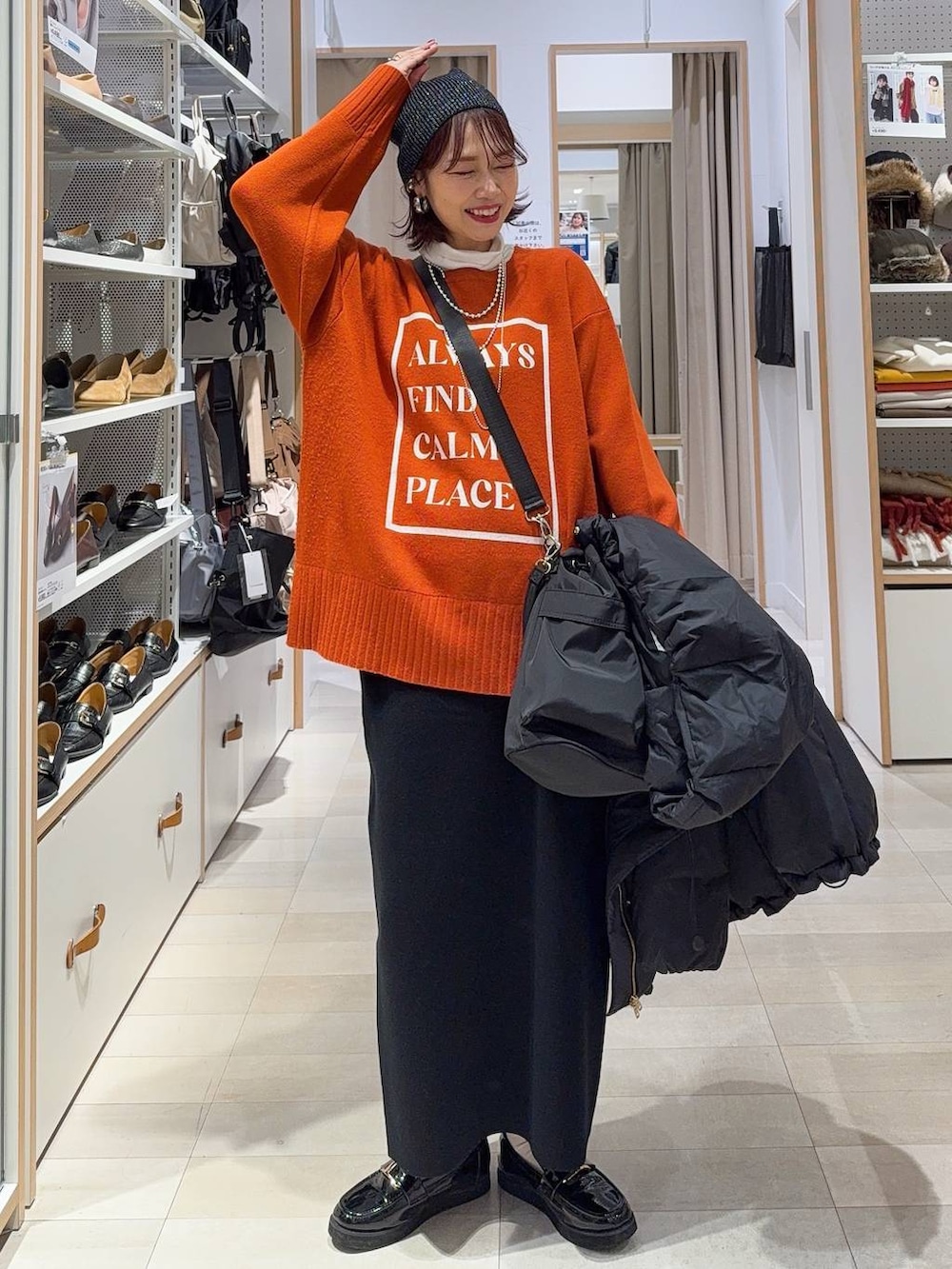 ホワイト系のTシャツ/カットソー、グレー系のスカート、シルバー系のネックレスを着用したレディースの冬コーディネートの4枚目の写真