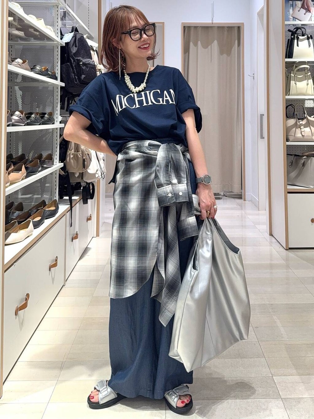 ホワイト系のデニムパンツ、ブラック系のキャミソール、ブラック系のシャツ/ブラウスを着用したレディースの夏コーディネートの2枚目の写真