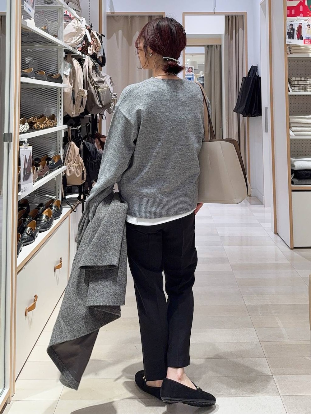 グレー系のチェスターコート、ブラック系のその他パンツ、ホワイト系のTシャツ/カットソーを着用したレディースの冬コーディネートの9枚目の写真