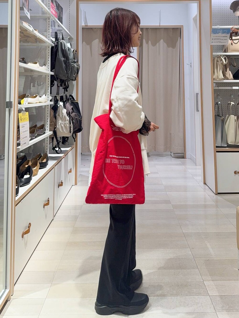 ホワイト系のワンピース、ブラック系のその他パンツ、ブラック系のTシャツ/カットソーを着用したレディースの秋コーディネートの2枚目の写真