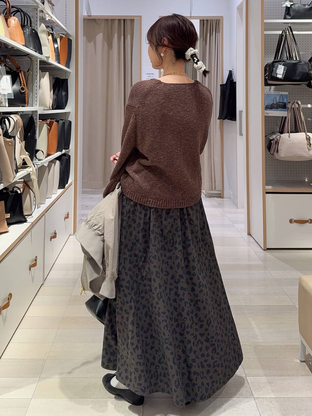 ブラック系のバレエシューズ、その他のスカート、ブラウン系のブルゾンを着用したレディースの春コーディネートの7枚目の写真