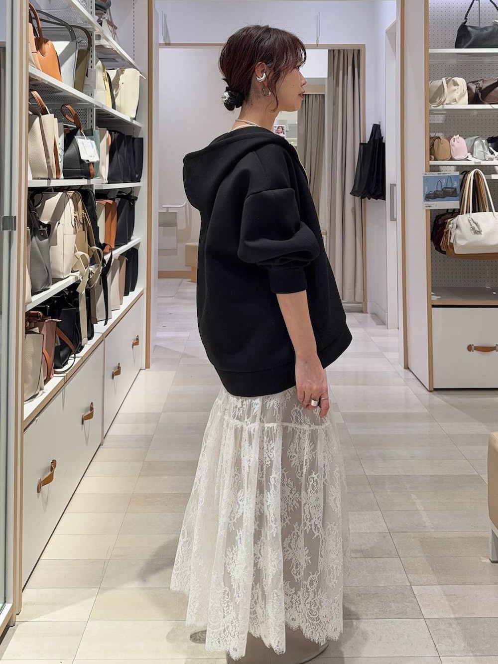 グレー系のワンピース、ベージュ系のその他パンツ、ブラック系のパーカーを着用したレディースの春コーディネートの8枚目の写真