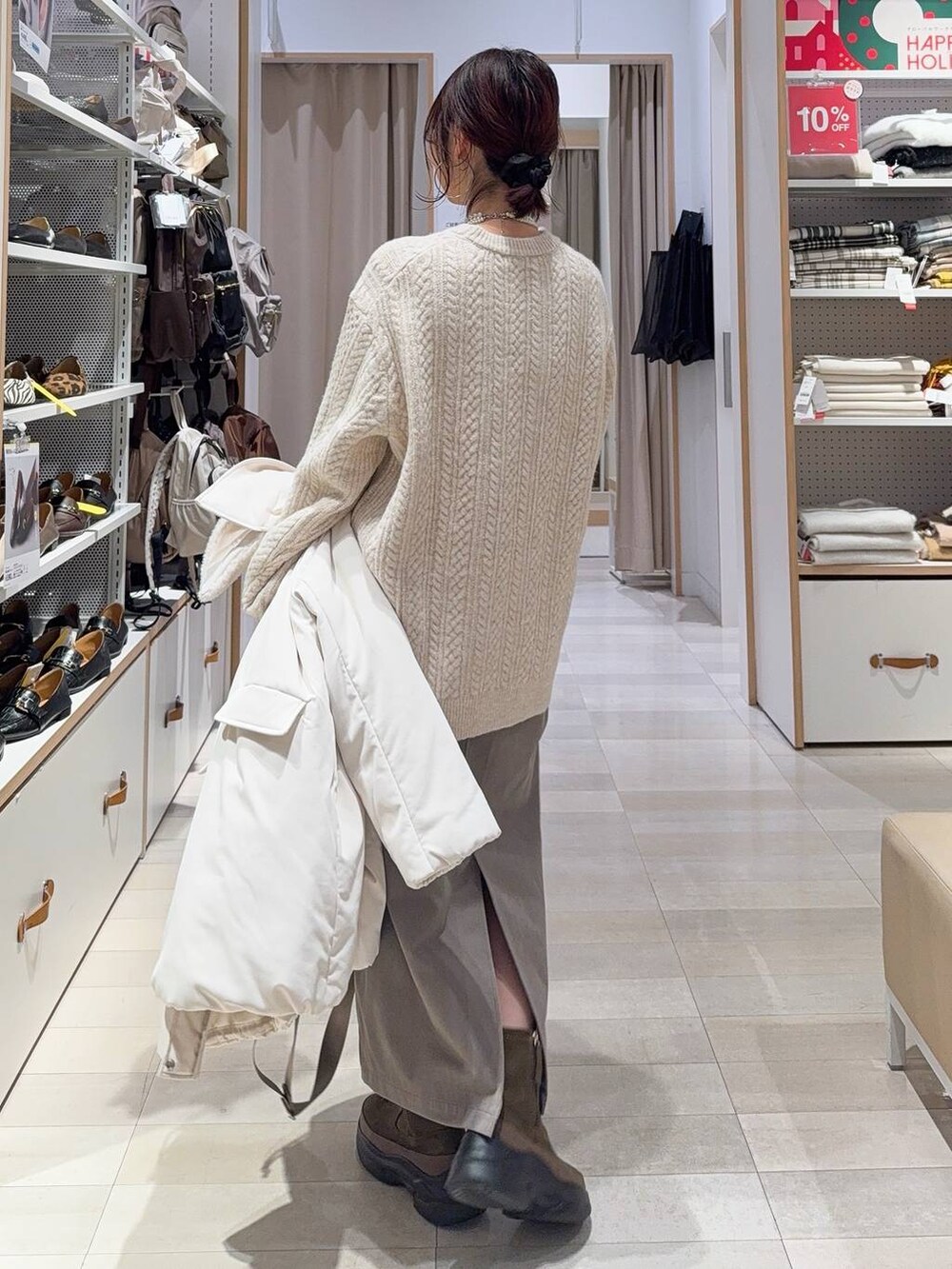 その他のパンプス、グレー系のショルダーバッグ、ブラウン系のボストンバッグを着用したレディースの冬コーディネートの8枚目の写真