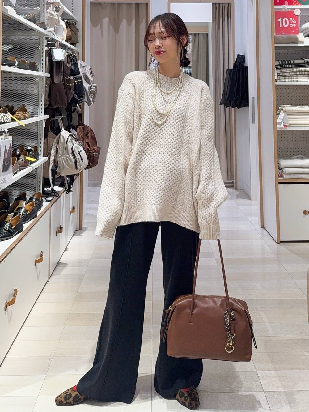 その他のパンプス、グレー系のショルダーバッグ、ブラウン系のボストンバッグを着用したレディースの冬コーディネートの3枚目の写真