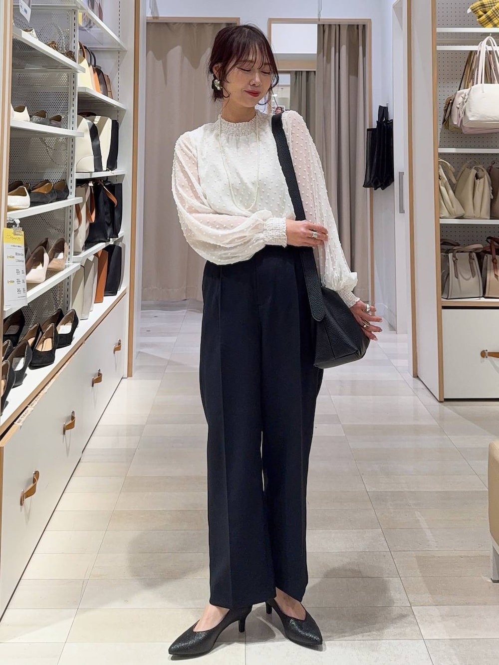 ブラック系のパンプス、ホワイト系のシャツ/ブラウス、ブルー系のその他アウターを着用したレディースの冬コーディネートの2枚目の写真