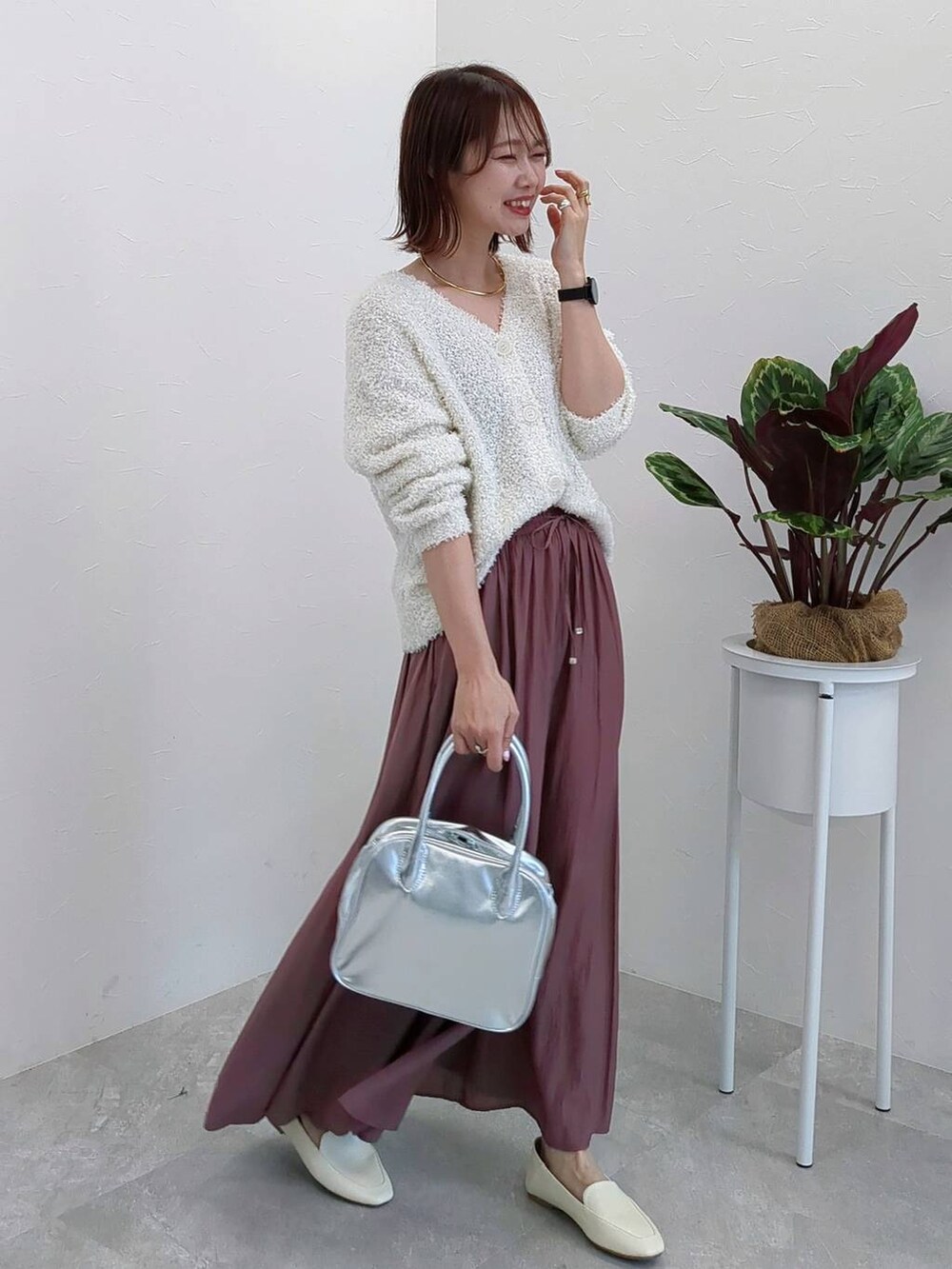 ベージュ系のショルダーバッグ、その他のパンプス、その他のシャツ/ブラウスを着用したレディースの春コーディネートの3枚目の写真