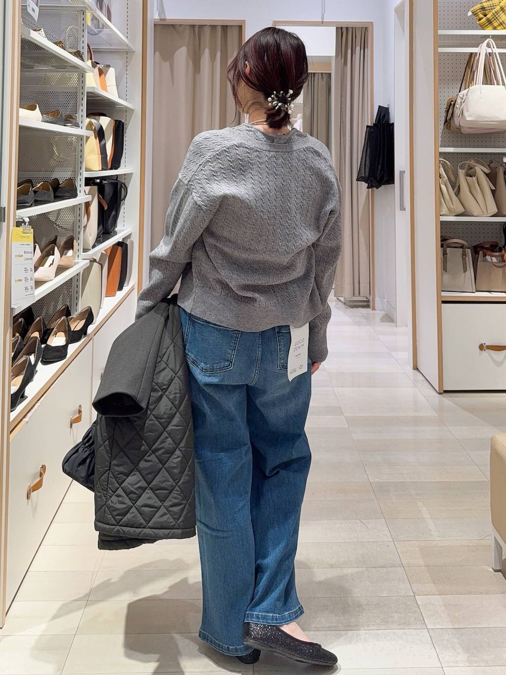 ブラック系のバレエシューズ、ブラウン系のステンカラーコート、ブルー系のデニムパンツを着用したレディースの冬コーディネートの8枚目の写真