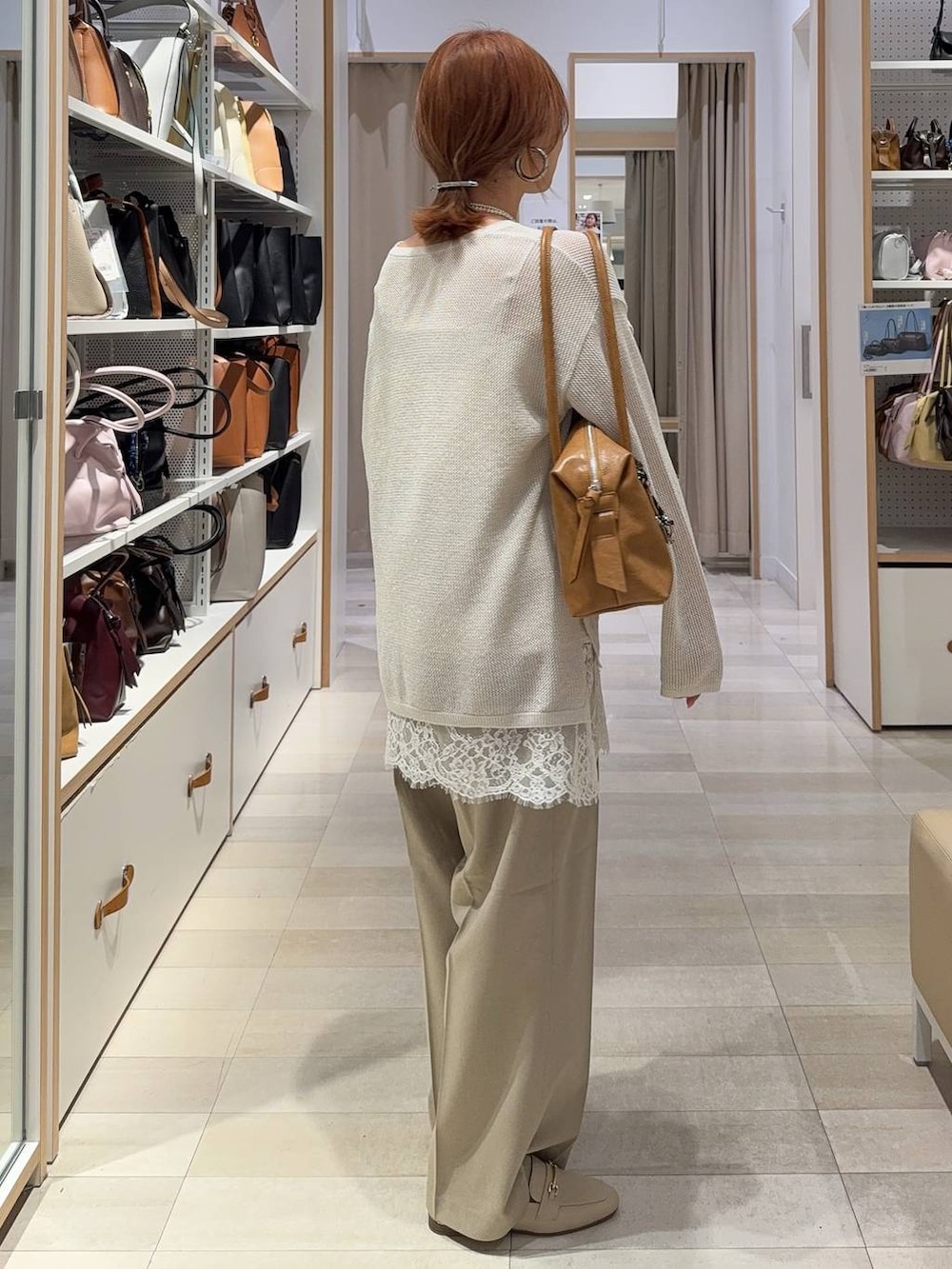 ホワイト系のローファー、ブラウン系のボストンバッグ、ベージュ系のその他パンツを着用したレディースの春コーディネートの3枚目の写真