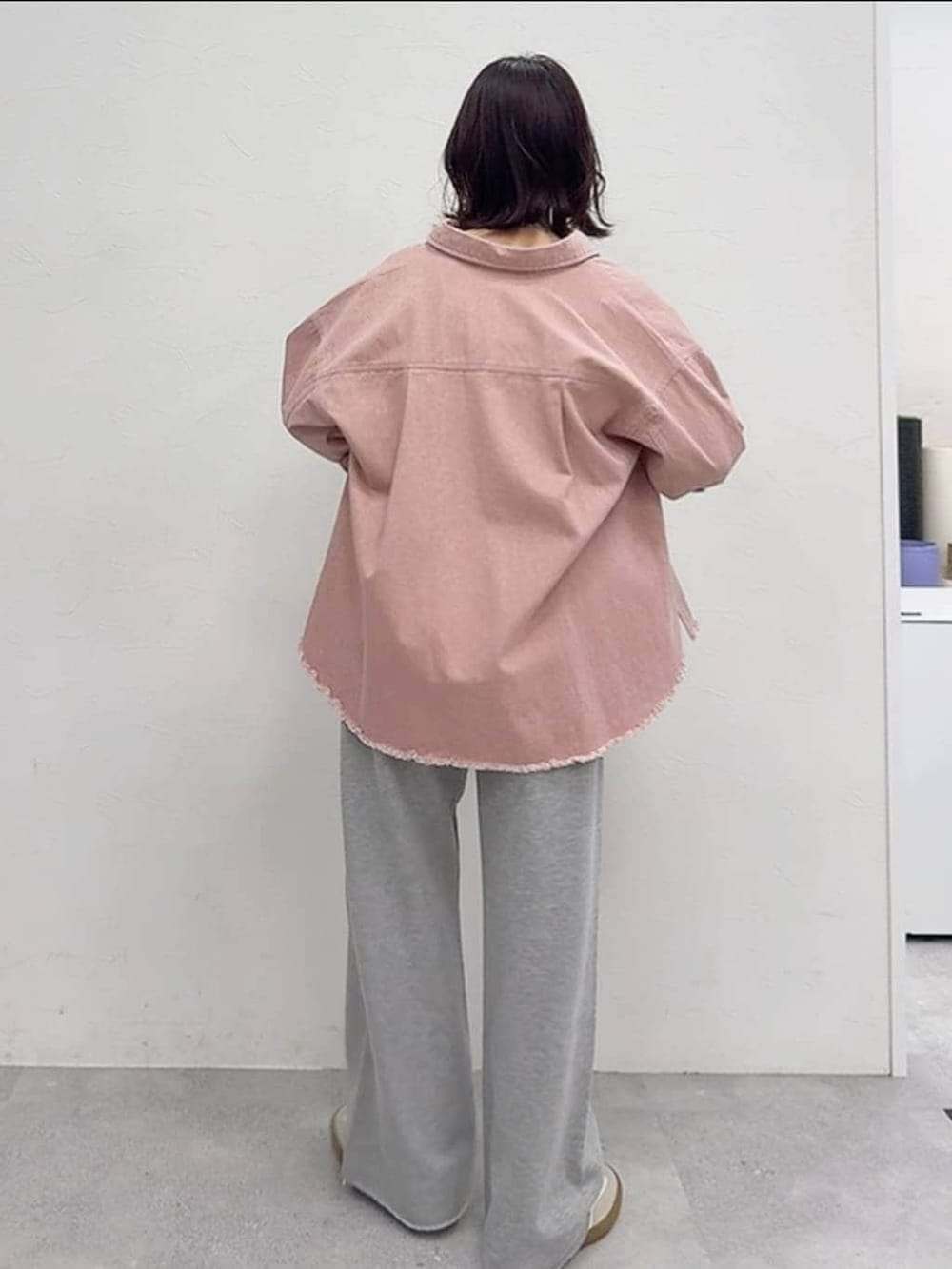 グレー系のスニーカー、ホワイト系のキャミソール、ピンク系のシャツ/ブラウスを着用したレディースの春コーディネートの6枚目の写真