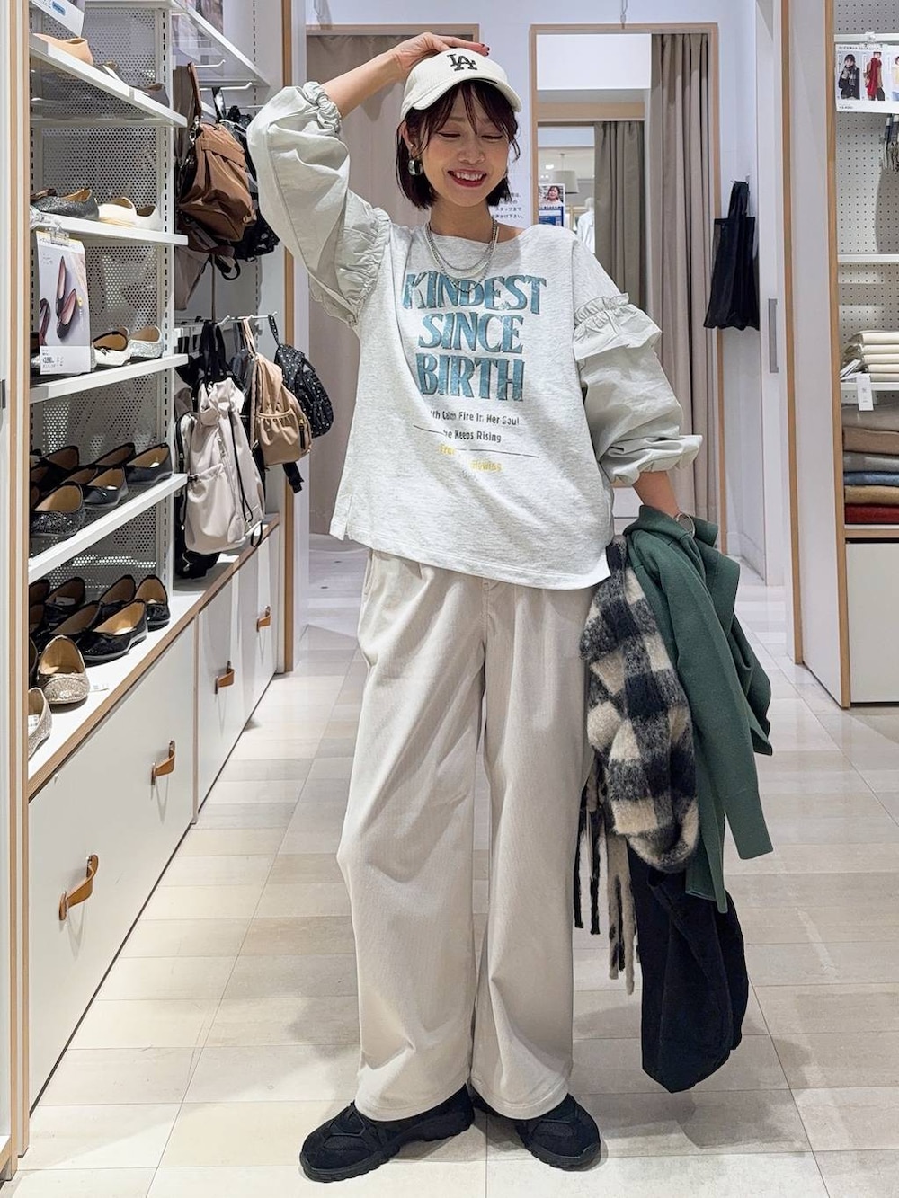 グリーン系のカーディガン/ボレロ、グレー系のその他パンツ、グレー系のトートバッグを着用したレディースの秋コーディネートの4枚目の写真