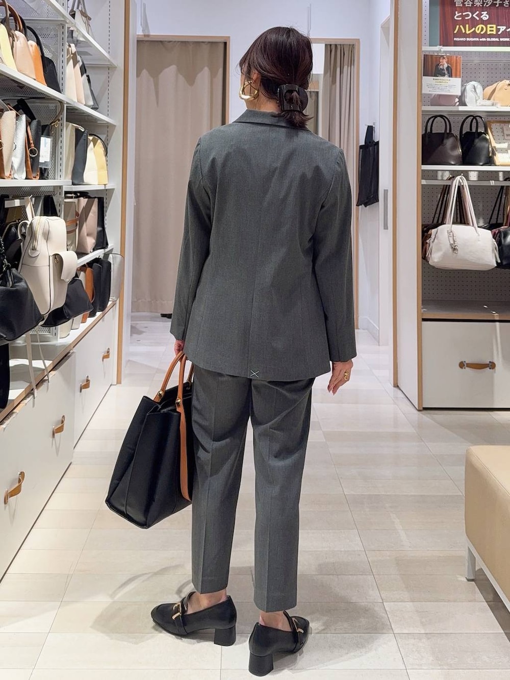 ブラック系のローファー、グレー系のスラックス、ブラック系のトートバッグを着用したレディースの冬コーディネートの7枚目の写真