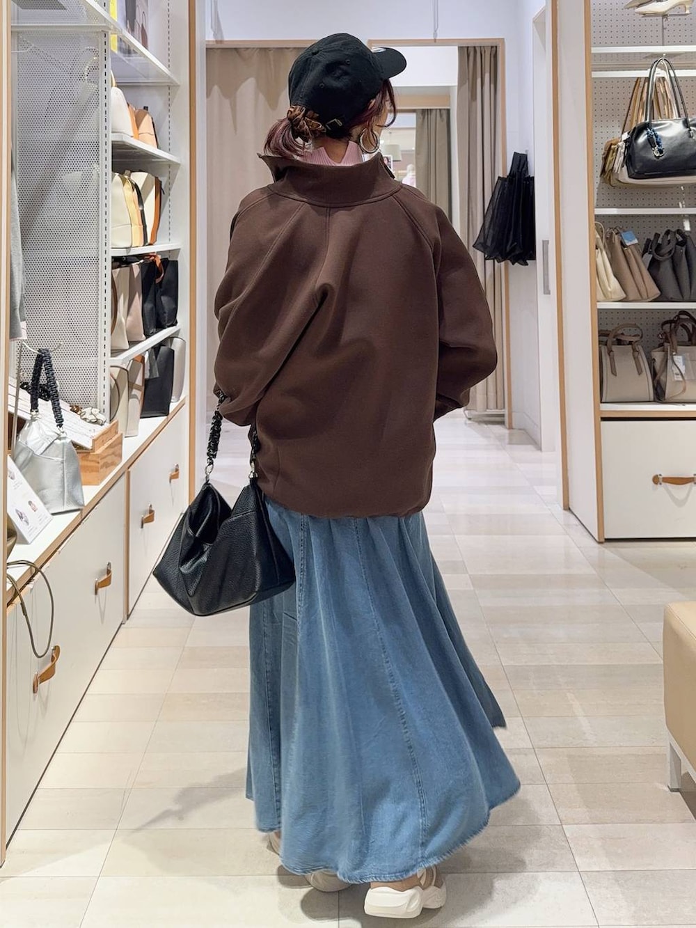 ピンク系のニット/セーター、ホワイト系のTシャツ/カットソー、ブラウン系のその他シューズを着用したレディースの冬コーディネートの5枚目の写真