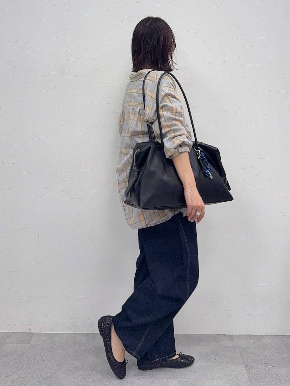 ブラック系のバレエシューズ、ブルー系のデニムパンツ、ブルー系のシャツ/ブラウスを着用したレディースの冬コーディネートの3枚目の写真