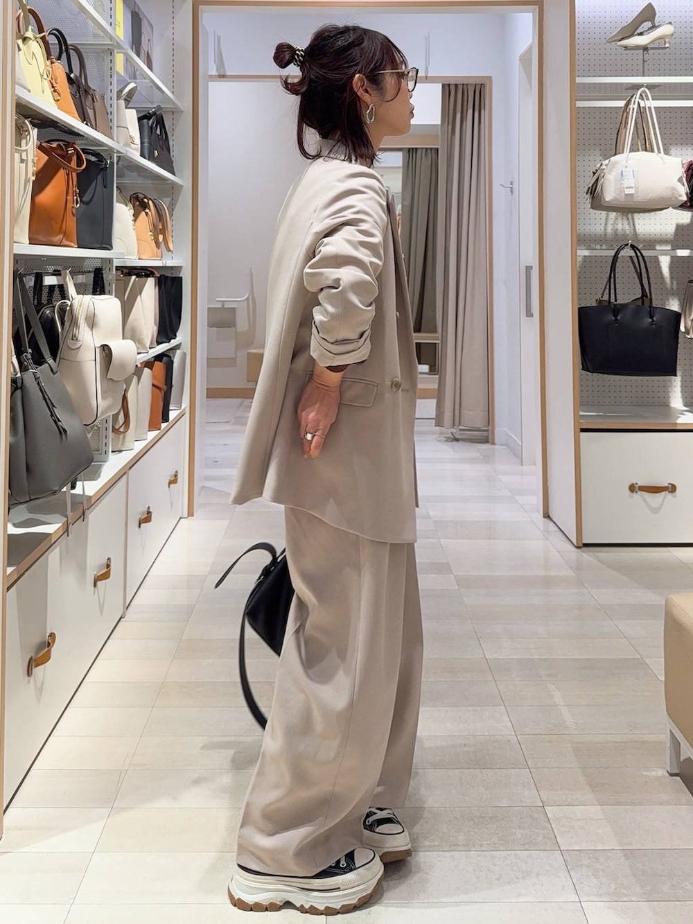 ベージュ系のテーラードジャケット、ベージュ系のその他パンツ、ブラウン系のTシャツ/カットソーを着用したレディースの冬コーディネートの7枚目の写真