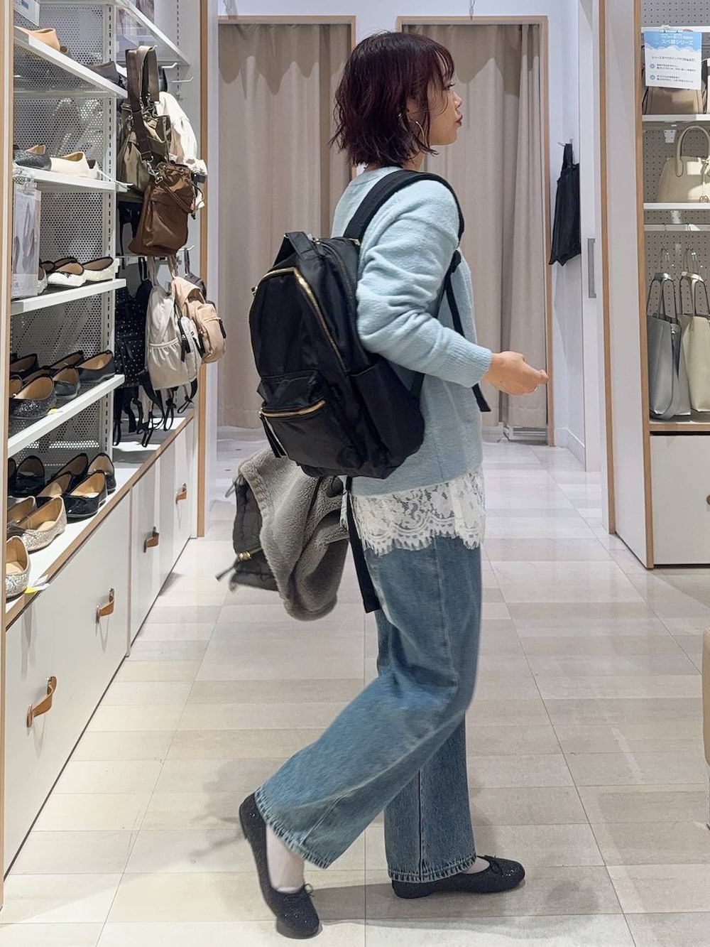 ブラック系のバレエシューズ、グレー系のブルゾン、ブルー系のデニムパンツを着用したレディースの秋コーディネートの8枚目の写真