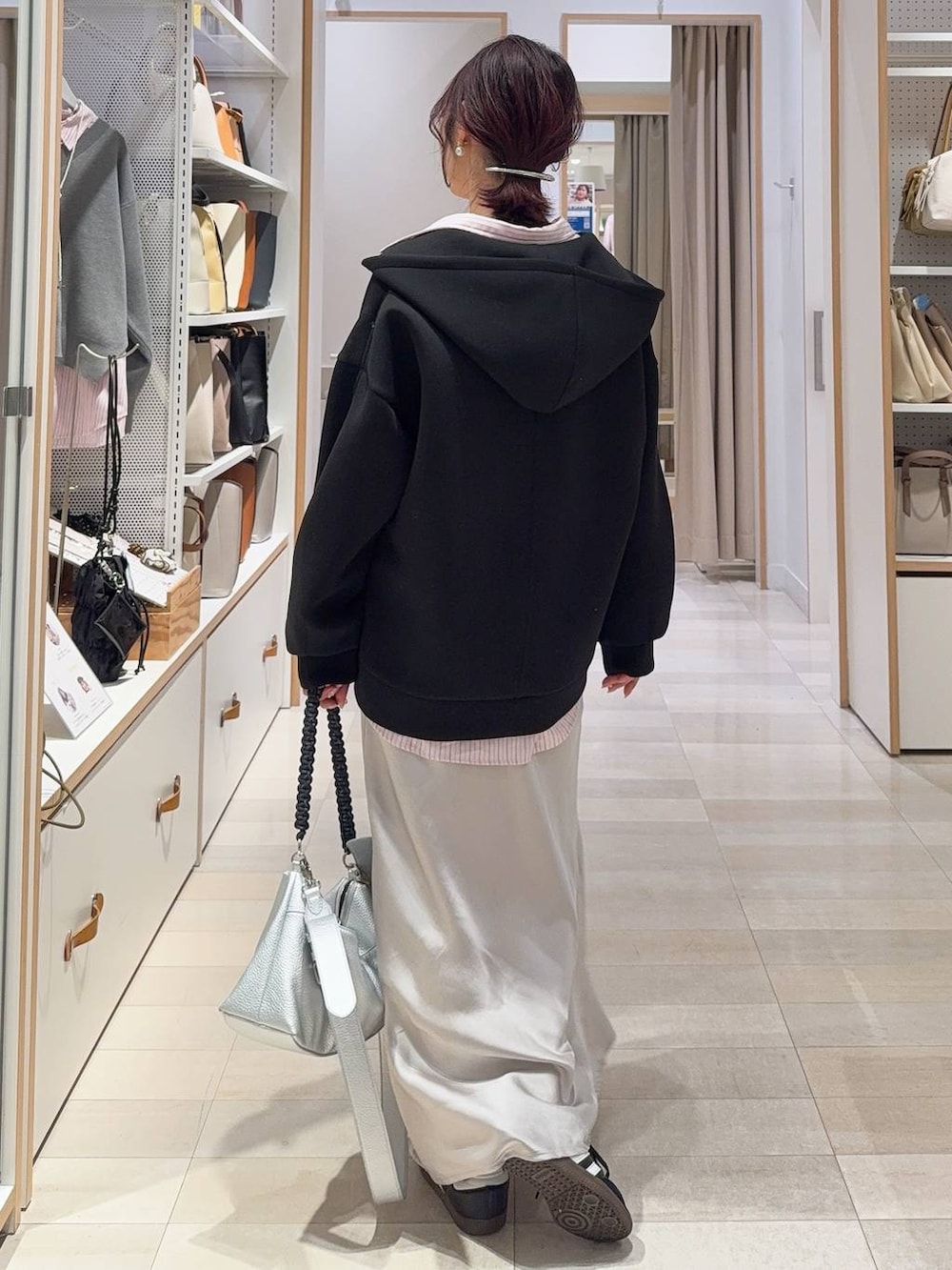 ブラック系のその他アウター、ピンク系のシャツ/ブラウス、グレー系のスカートを着用したレディースの冬コーディネートの6枚目の写真