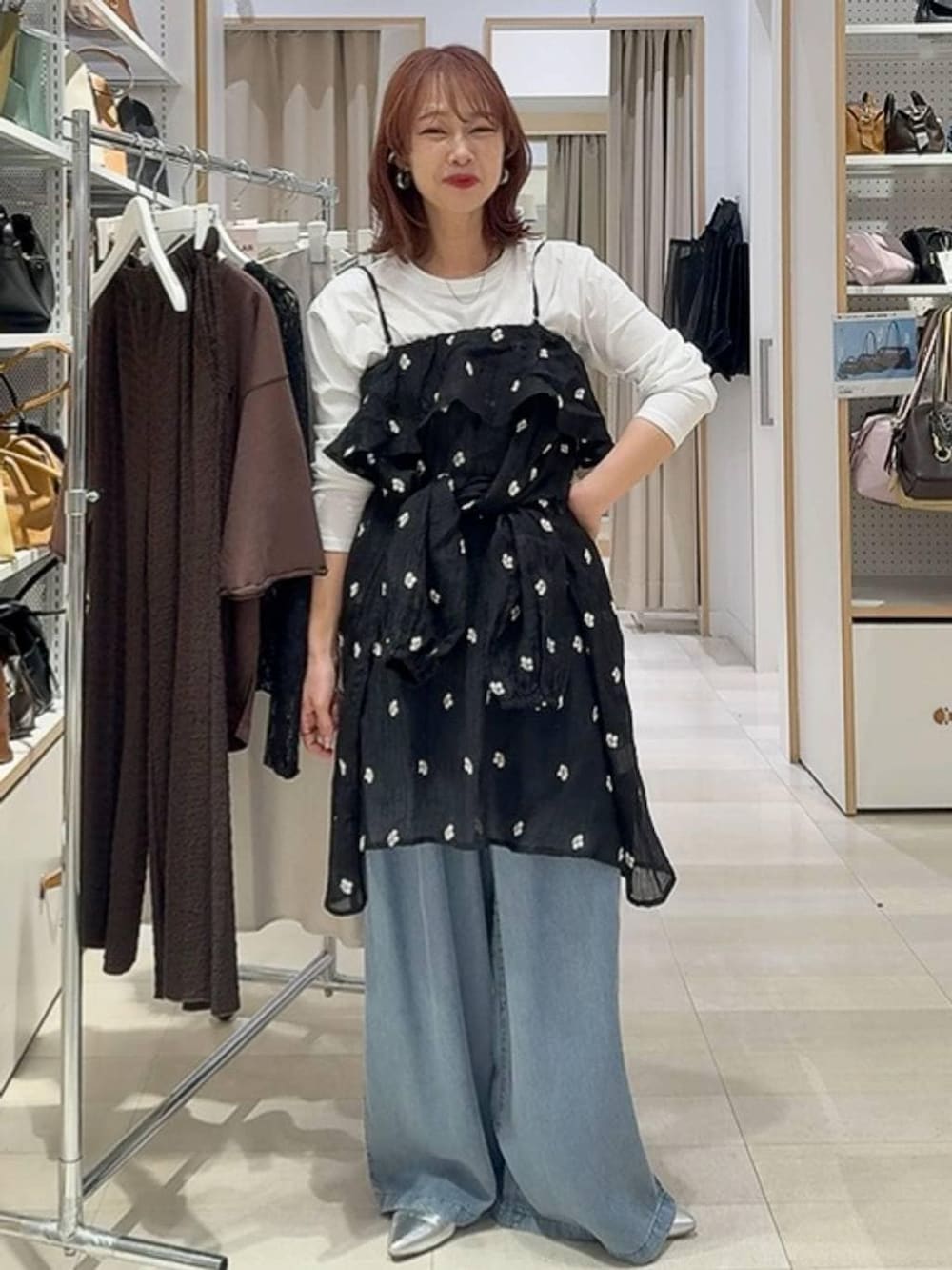 ホワイト系のキャミソール、ブラウン系のその他パンツ、ブラック系のワンピースを着用したレディースの春コーディネートの3枚目の写真